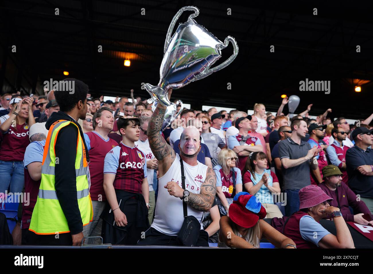 Tifosi dell'Aston Villa durante la partita di Premier League al Selhurst Park di Londra. Data foto: Domenica 19 maggio 2024. Foto Stock