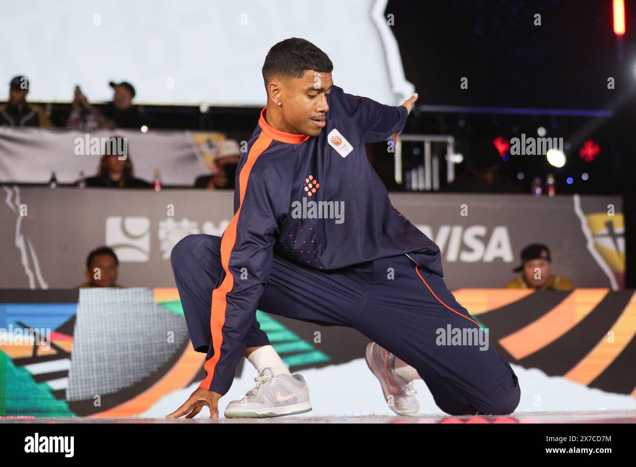 (240519) -- SHANGHAI, 19 maggio 2024 (Xinhua) -- Lee-Lou Diouf Demierre dei Paesi Bassi gareggia contro Qi Xiangyu della Cina durante la battaglia dei B-Boys per il primo posto dell'evento di rottura alla Olympic Qualifier Series nella Shanghai orientale della Cina, 19 maggio 2024. (Xinhua/Xu Yanan) Foto Stock