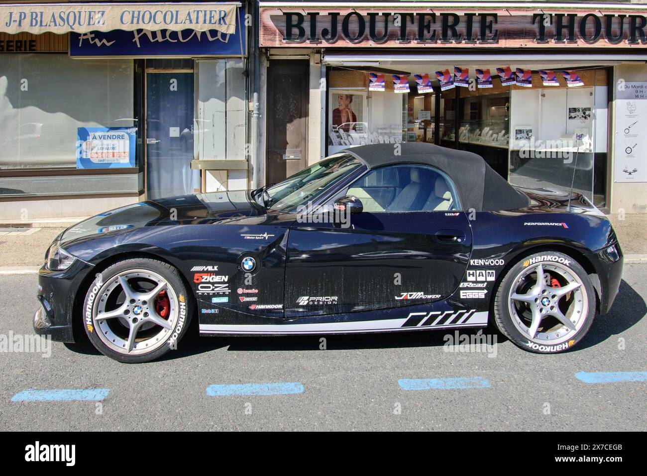 BMW Z4 nera convertibile a 2 porte, auto sportiva ad alte prestazioni, con adesivi di messa a punto auto - le Blanc, Indre (36), Francia. Foto Stock