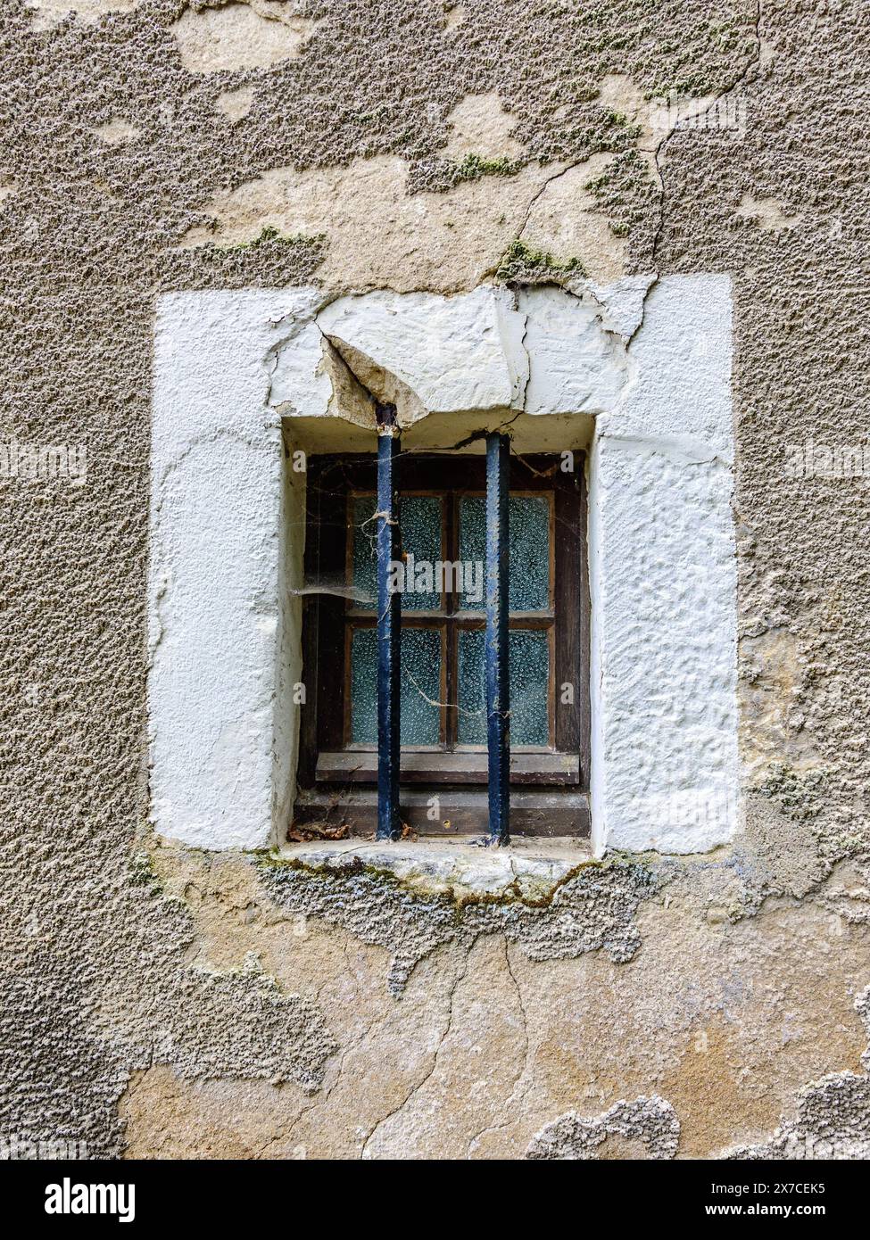 Piccola vecchia finestra domestica con barre di sicurezza in ferro - Argenton-sur-Creuse, Indre (36), Francia. Foto Stock