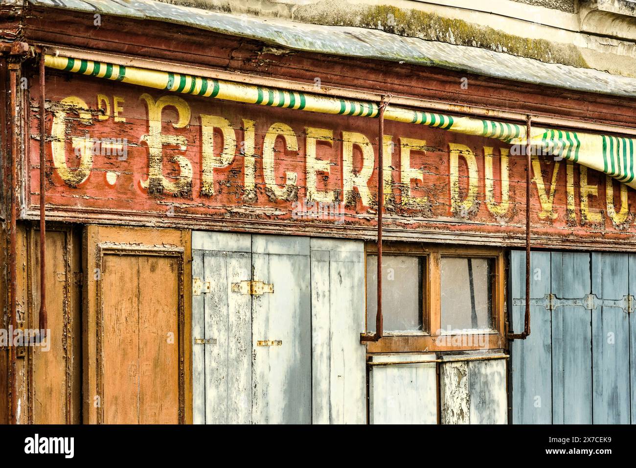 Attività di vendita di beni generici chiusa e imbarcata - Argenton-sur-Creuse, Indre (36), Francia. Foto Stock