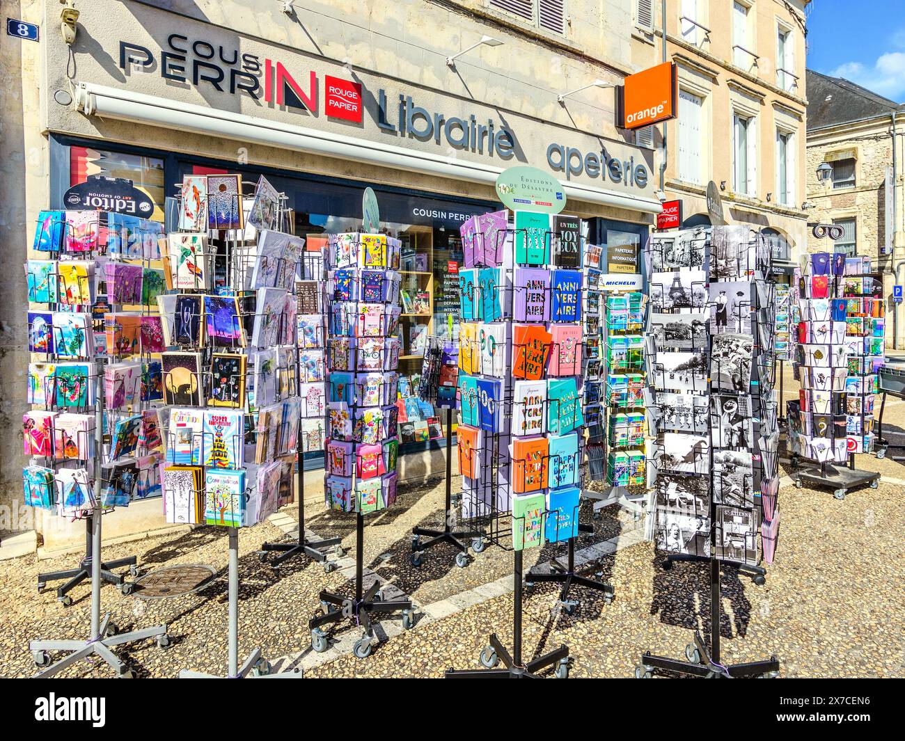 Scaffali di auguri e biglietti di anniversario, mappe e cartoline all'esterno della libreria - le Blanc, Indre (37), Francia. Foto Stock