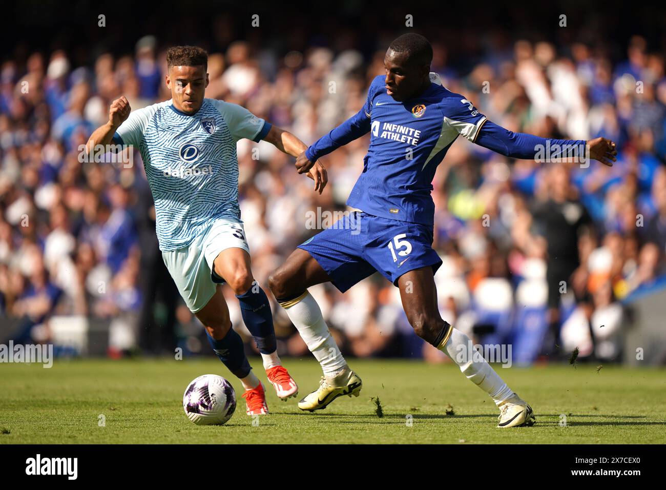 Nicolas Jackson (a destra) del Chelsea e Milos Kerkez del Bournemouth si battono per il pallone durante la partita di Premier League allo Stamford Bridge di Londra. Data foto: Domenica 19 maggio 2024. Foto Stock