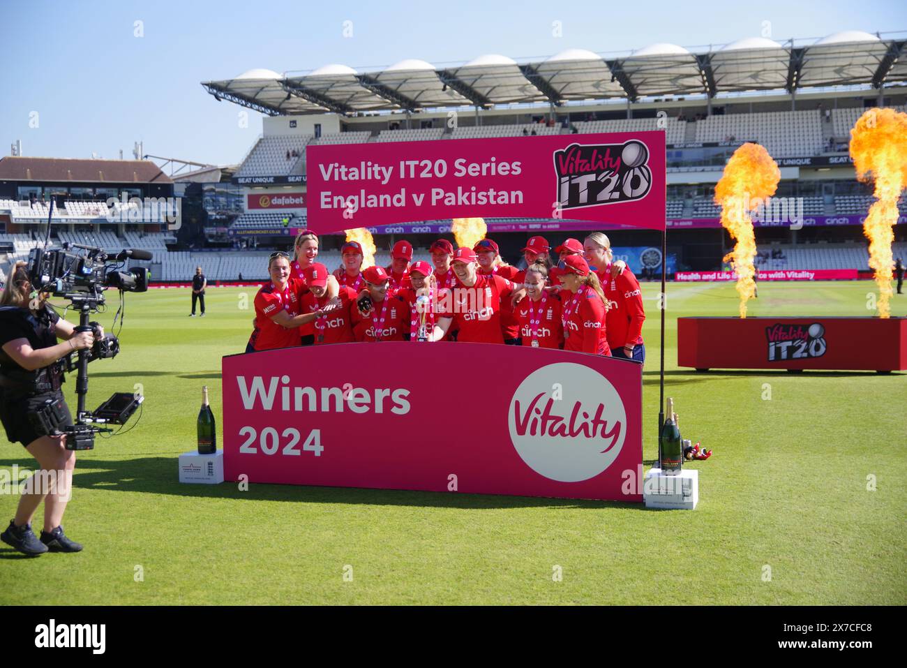 Leeds, 19 maggio 2024. Il team England Women solleva il Vitality IT20 Trophy dopo aver battuto il Pakistan per 3-0 nella serie 3 match. Crediti: Colin Edwards/Alamy Live News Foto Stock