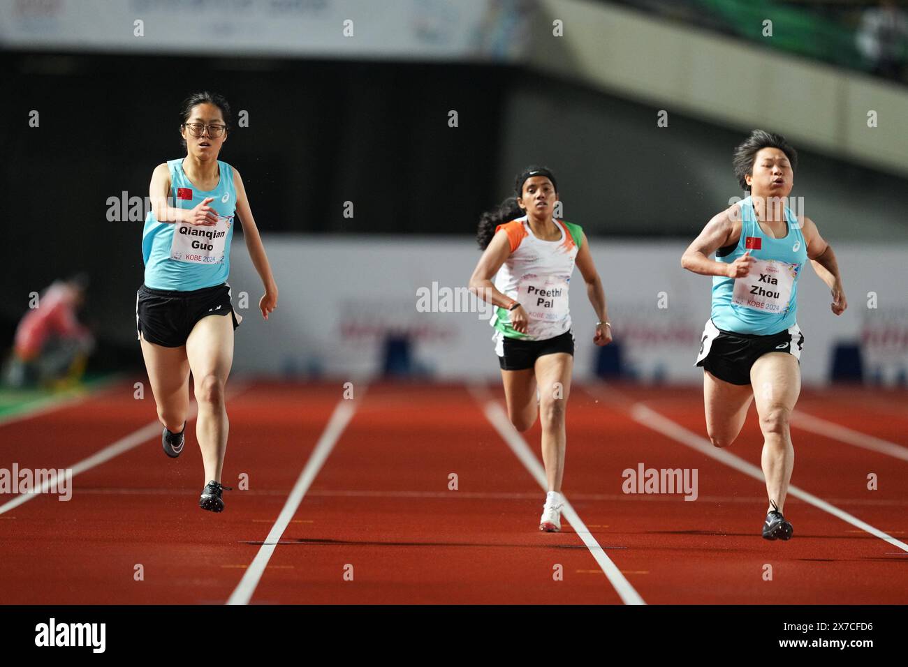 Kobe, Giappone. 19 maggio 2024. Guo Qianqian (L) della Cina e Zhou Xia (R) della Cina gareggiano durante la finale femminile 200m T35 ai Campionati del mondo di atletica leggera Para che si sono svolti a Kobe, in Giappone, il 19 maggio 2024. Crediti: Zhang Xiaoyu/Xinhua/Alamy Live News Foto Stock