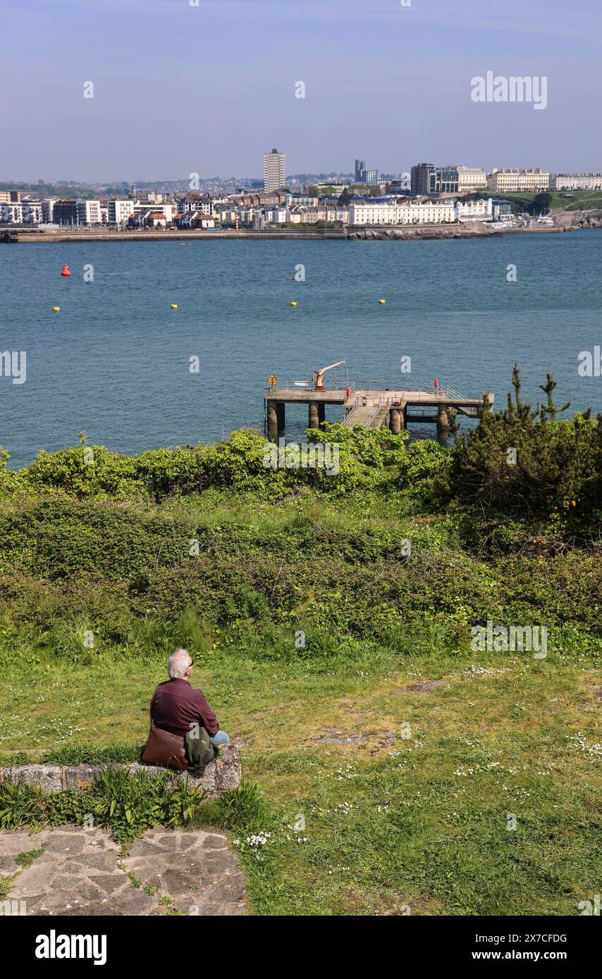 Guardando verso Millbay e West Hoe dalla cima di Drake's Island con la figura in primo piano e il sito di atterraggio. Un'immagine verticale. Acquistato 2019 da busin Foto Stock