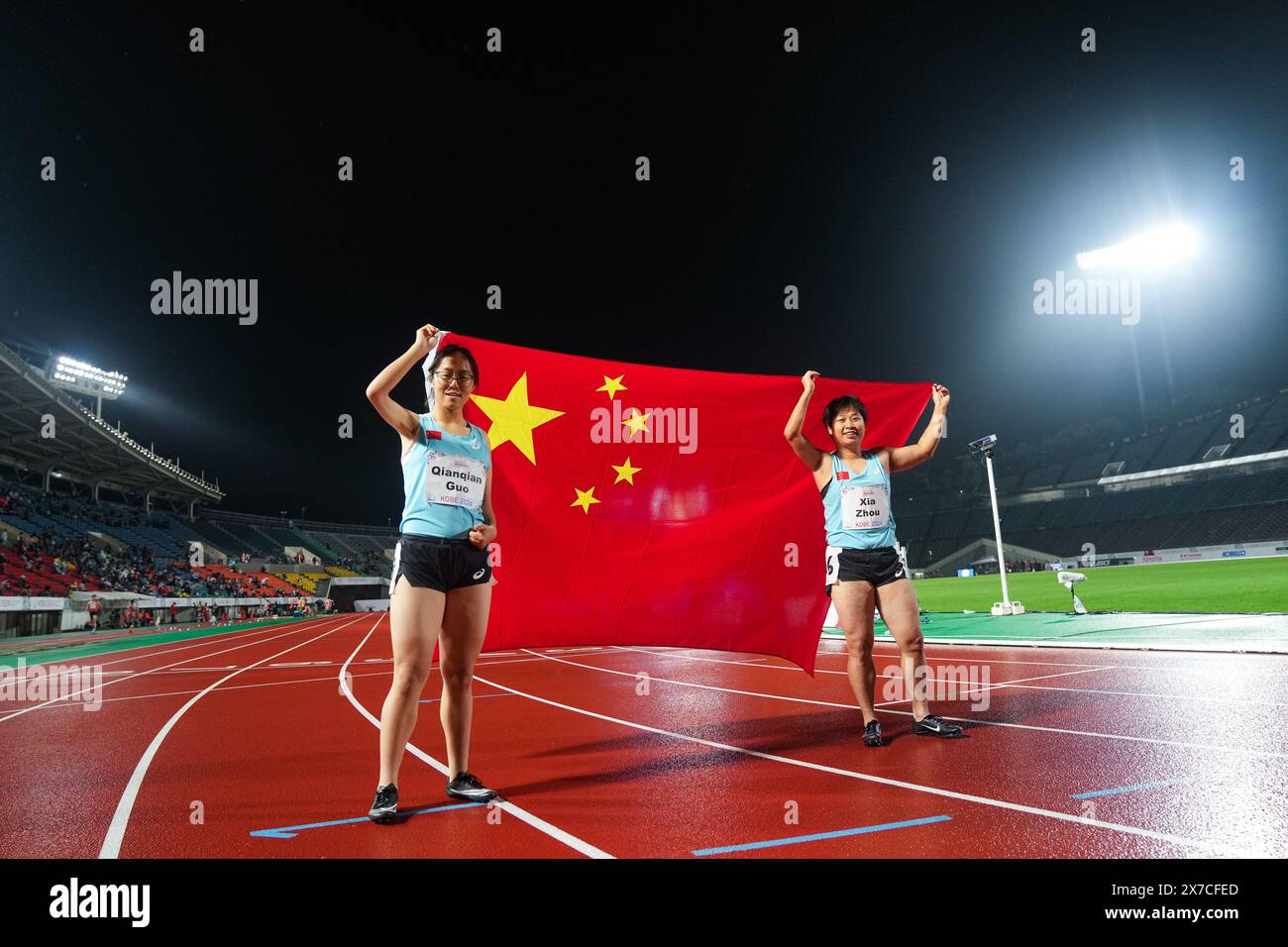 Kobe, Giappone. 19 maggio 2024. Guo Qianqian (L) della Cina e Zhou Xia della Cina celebrano dopo la finale femminile 200m T35 ai Campionati del mondo di atletica leggera Para che si sono svolti a Kobe, Giappone, 19 maggio 2024. Crediti: Zhang Xiaoyu/Xinhua/Alamy Live News Foto Stock