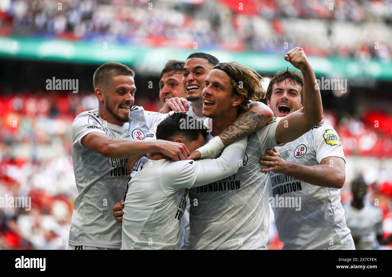 Wembley Stadium, Londra, domenica 19 maggio 2024. Liam Kelly di Crawley Town celebra il suo gol con i compagni di squadra durante la partita finale Play Off di Sky Bet League 2 tra Crawley Town e Crewe Alexandra allo Stadio di Wembley, Londra, domenica 19 maggio 2024. (Foto: Tom West | mi News) crediti: MI News & Sport /Alamy Live News Foto Stock