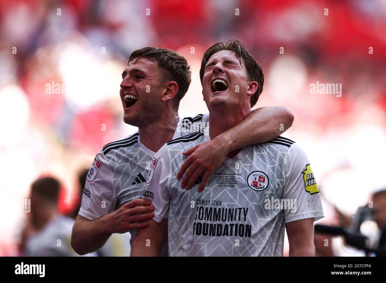 Wembley Stadium, Londra, domenica 19 maggio 2024. Laurence Maguire e Will Wright di Crawley Town celebrano la promozione durante la partita finale Play Off di Sky Bet League 2 tra Crawley Town e Crewe Alexandra allo Stadio di Wembley, Londra, domenica 19 maggio 2024. (Foto: Tom West | mi News) crediti: MI News & Sport /Alamy Live News Foto Stock