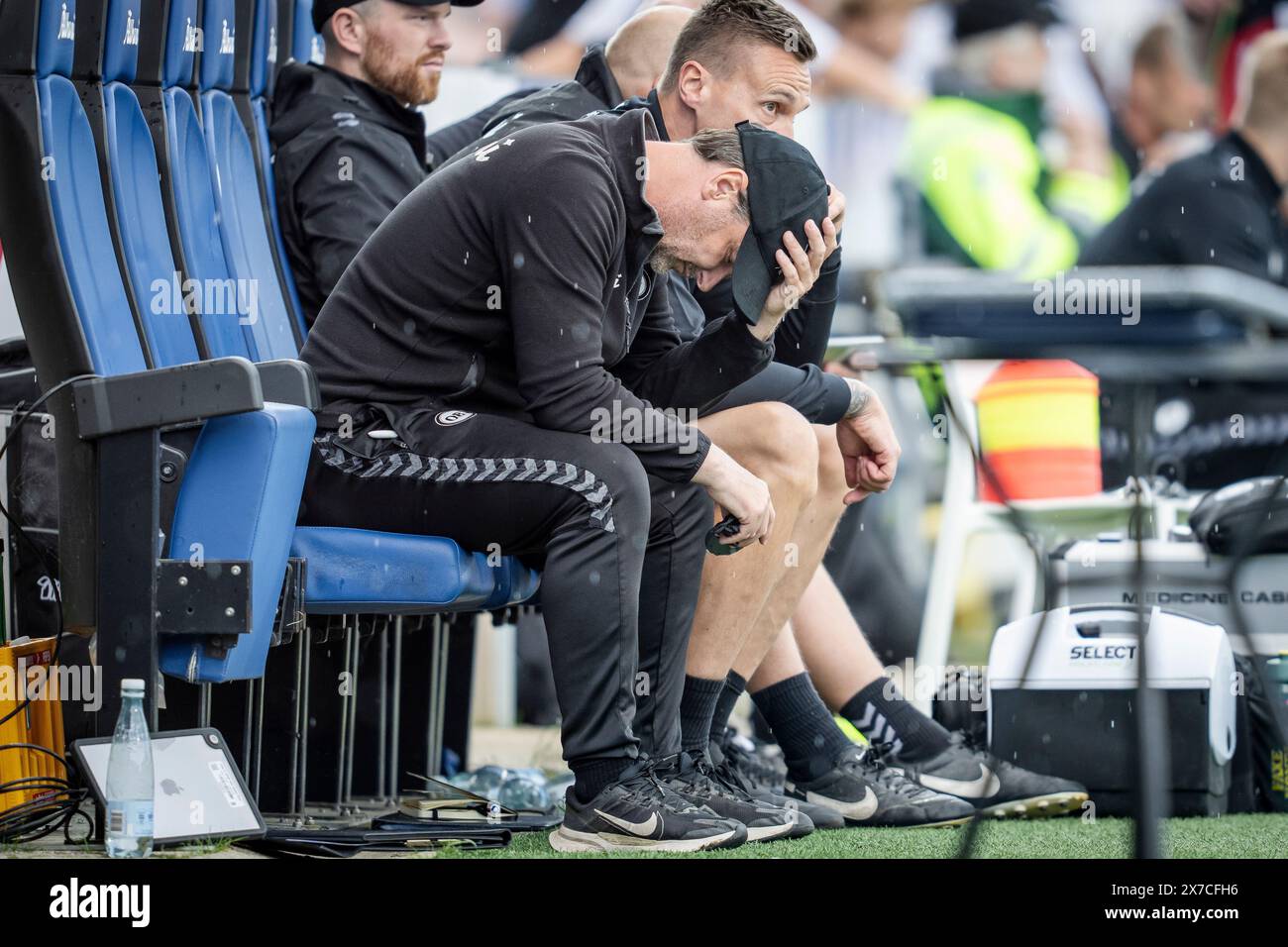 Danimarca. 19 maggio 2024. Il capo-allenatore di OB Soeren Krogh e l'assistente allenatore Frank Hjortebjerg durante la partita della 3F Super League tra OB e Randers FC al Nature Energy Park di Odense, domenica 19 maggio 2024. (Foto: Mads Claus Rasmussen/Ritzau Scanpix) credito: Ritzau/Alamy Live News Foto Stock