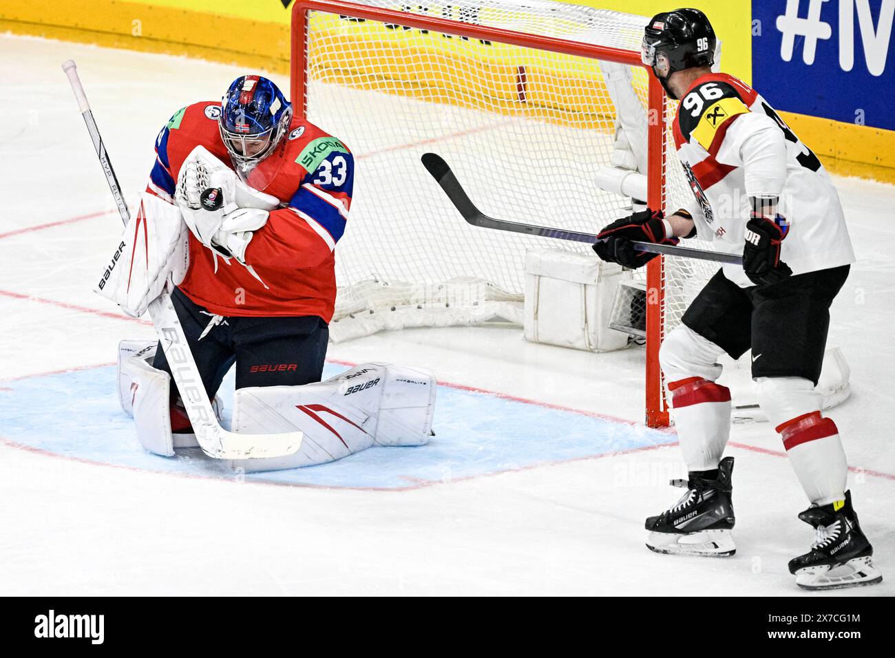 Praga, Repubblica Ceca. 19 maggio 2024. Portiere norvegese Henrik Haukeland, a sinistra, e Mario Hube dell'Austria in azione durante il match di gruppo A del Campionato del mondo 2024 Norvegia contro Austria a Praga, Repubblica Ceca, 19 maggio 2024. Crediti: Vit Simanek/CTK Photo/Alamy Live News Foto Stock