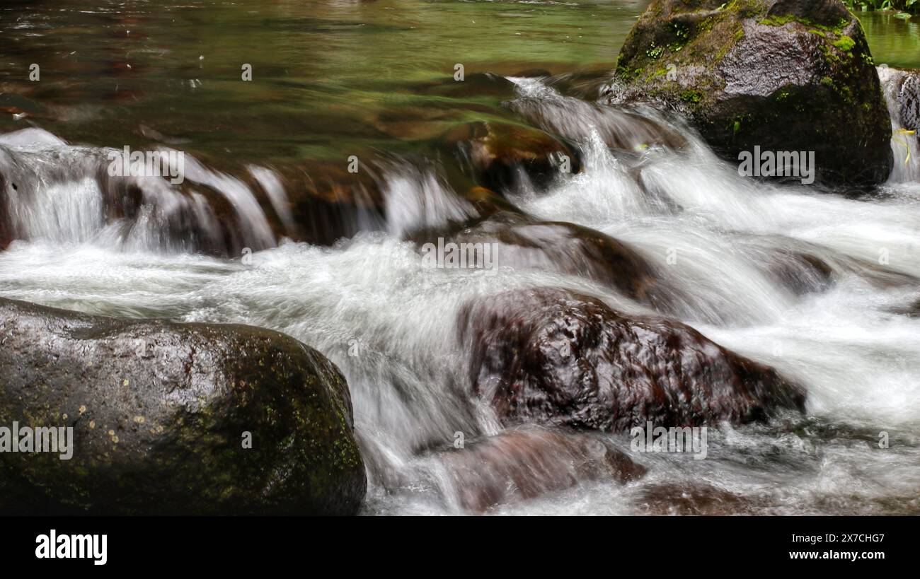 foto a lunga esposizione del flusso d'acqua sulle rocce del fiume Foto Stock