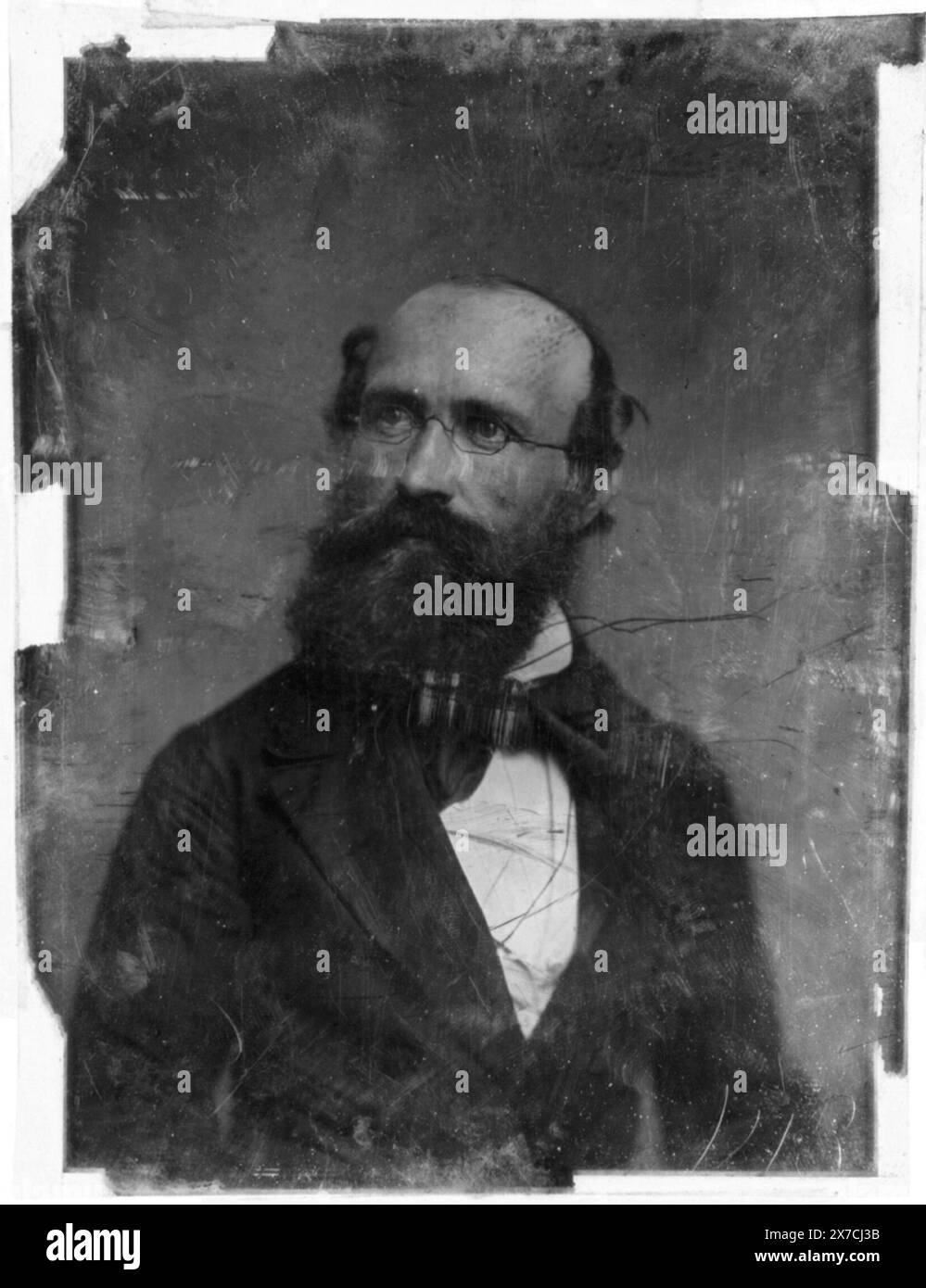 Uomo non identificato, ritratto della testa e delle spalle, leggermente a destra, testa leggermente a sinistra, con occhiali e barba piena, graffiato sulla faccia del piatto: 143. Graffiato sul retro del piatto: 49; 195., precedentemente identificato come Cyrus Field., Transfer; U.S. War College; 1920; (DLC/PP-1920:46153)., fa parte di: Daguerreotype Collection , prodotta dallo studio di Mathew Brady. Foto Stock