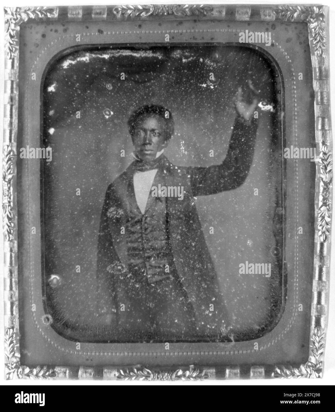 Edward J. Roye, ritratto di tre quarti, in piedi, con la mano sollevata, fotografia attribuita ad Augustus Washington. (Fonte: Carol Johnson, 'Faces of Freedom: Portraits from the American Colonization Society Collection' in The Daguerreian Annual, 1996), scritto sul retro della tavola: Ed. J. Roye, senatore di Montserrado Co., faceva parte del LOTTO 8554., Transfer; Manuscript Division., Forms part of: American Colonization Society Records, 1792-1964 , Forms part of: Daguerreotype Collection , pubblicato in: Collezione di storia: The Marian S. Carson Collection of americana. Washington, D.C. : Biblioteca o Foto Stock