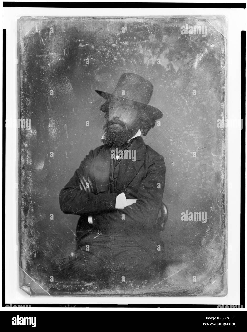 Uomo non identificato, ritratto di tre quarti di lunghezza, rivolto a sinistra, seduto su una sedia, con cappello e guanto scuro da una mano, Hallmark: Rinhart 9., alternative Identification: Mathew B. Brady., Transfer; U.S. War College; 1920; (DLC/PP-1920:46153)., fa parte di: Daguerreotype Collection , prodotta dallo studio di Mathew Brady. Foto Stock