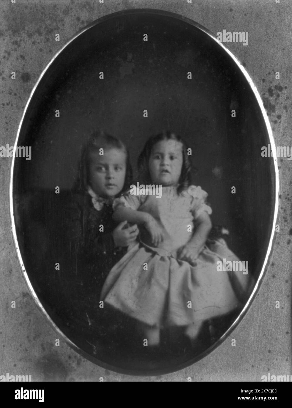 Ritratto di due bambini, immagine attribuita a Carvalho e si crede che siano due dei suoi figli, David e Carità., caso: Solo schiena, spirale centrale in cornice quadrata., dono; Mrs. Jean McNutt; 1974; (DLC/PP-1974:061)., fa parte di: Daguerreotype Collection , esposta: "by Dawn's Early Light : Jewish Contributions to American Culture from the Nation's Founding to the Civil War" presso il Princeton University Museum of Art, Princeton, N.J., Feb. - giugno 2016. Carvalho, Solomon Nunes, 1815-1897, famiglia. , Bambini, 1850-1860. Foto Stock