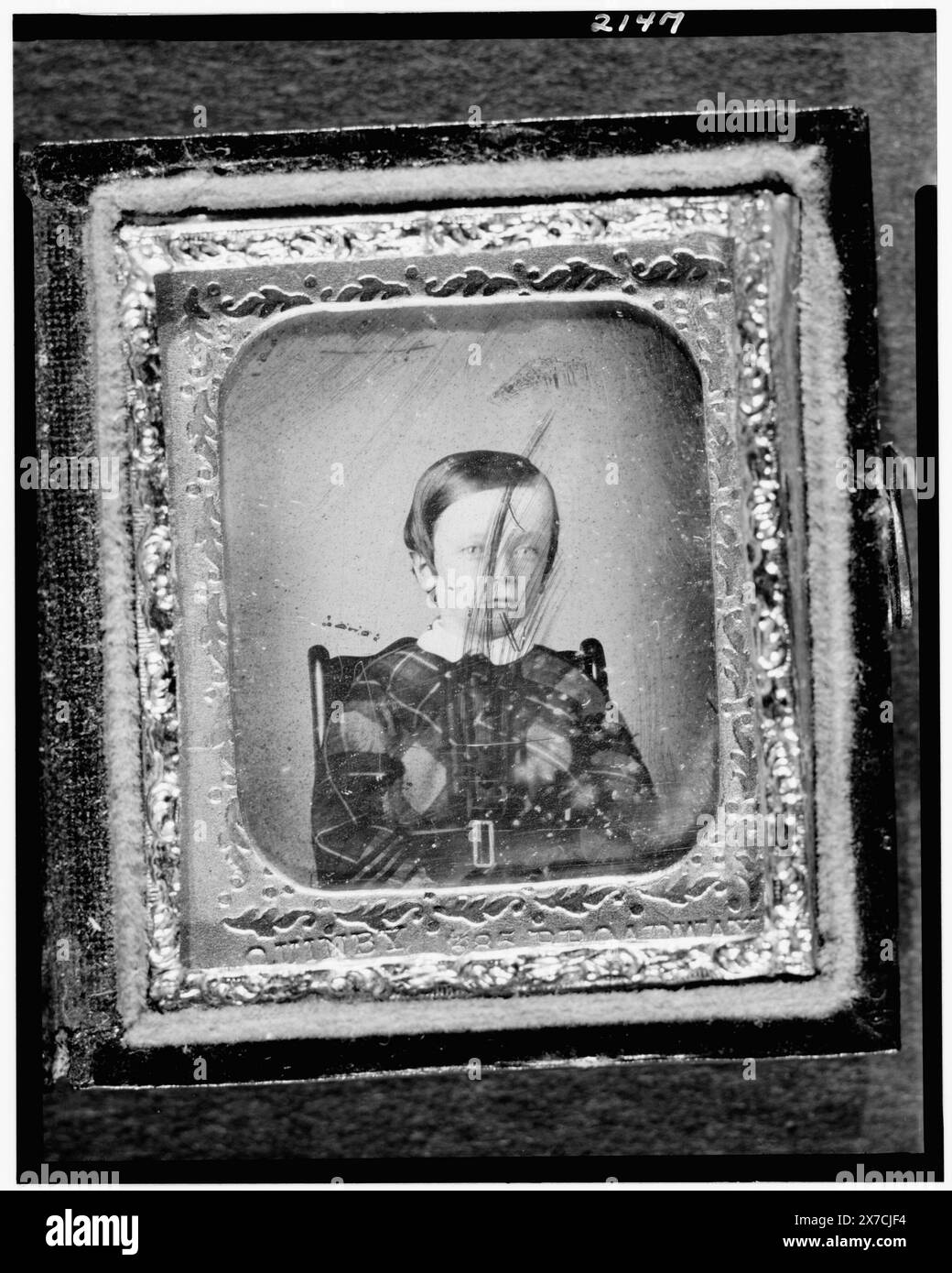 T.C.P. Bradhurst, ritratto della testa e delle spalle, rivolto leggermente a destra, seduta in sedia, cassa: Disegno a spirale con motivo ovale centrale, nota di accompagnamento: 8 - senza didascalia. Preso da Quinby 385 B'Way T.C.P. Bradhurst., stampato su tappetino in ottone: Quinby 385 Broadway., Gift; Family of William B. Osgood Field; 1997; (DLC/PP-1999:155)., fa parte di: Daguerreotype Collection Bradhurst, T. C. P., (Thomas Cornell Pearsall), -1889. Foto Stock