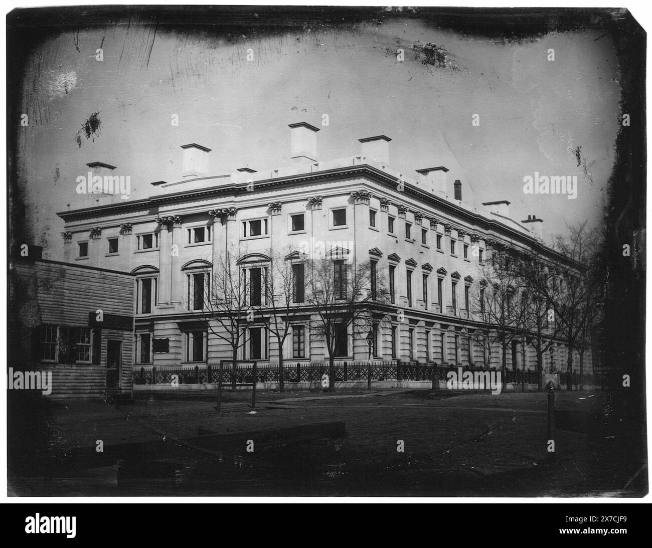 General Post Office dall'angolo tra 8th Street ed e Street, NW, Washington, D.C., il negozio di Elija Dyer, sarto mercantile, sulla sinistra, Purchase; 1972; (DLC/PP-1972:R01.6)., fa parte di: Daguerreotype Collection United States., Post Office Department, Buildings, Washington (D.C.), 1840-1850. , Post Office, Washington (D.C.), 1840-1850. Foto Stock
