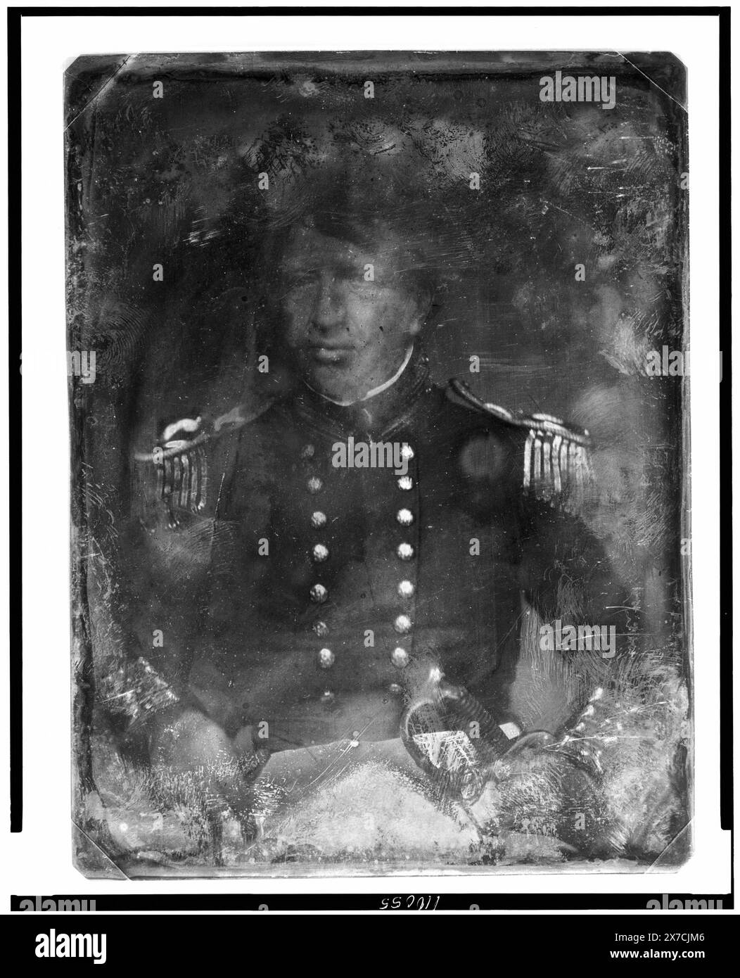 James Bankhead, ritratto a mezza lunghezza, fronte, in uniforme militare, con spada, scritto sul retro della targa: Bankhead, U.S.A., Transfer; U.S. War College; 1920; (DLC/PP-1920:46153)., fa parte di: daguerreotype Collection , prodotta dallo studio di Mathew Brady.. Bankhead, James, 1783-1856 , personale militare, 1840-1860. Foto Stock