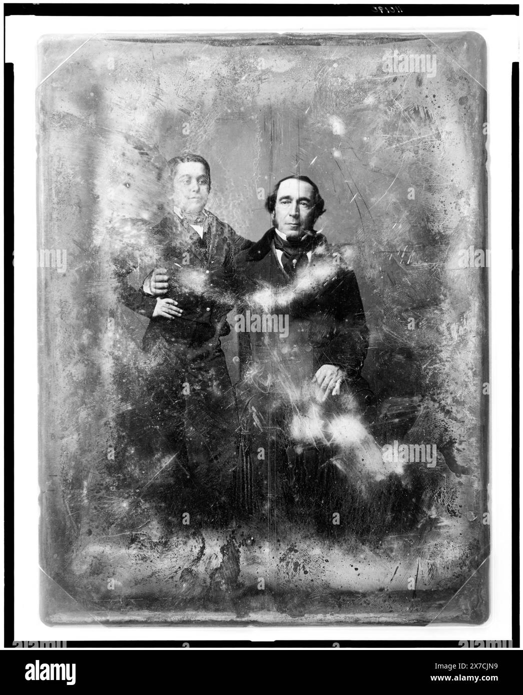 Uomo non identificato, di circa 40 anni e un ragazzo di circa 14 anni, ritratti a figura intera, quasi davanti, l'uomo, seduto, guardando leggermente a sinistra, il braccio intorno alla vita del ragazzo in piedi a sinistra, guardando leggermente a destra, graffiato sul retro del piatto: 508(X)., Hallmark: Rinhart 2., Transfer; U.S. War College; 1920; (DLC/PP-1920:46153)., fa parte di: Daguerreotype Collection , prodotto dallo studio di Mathew Brady. Foto Stock