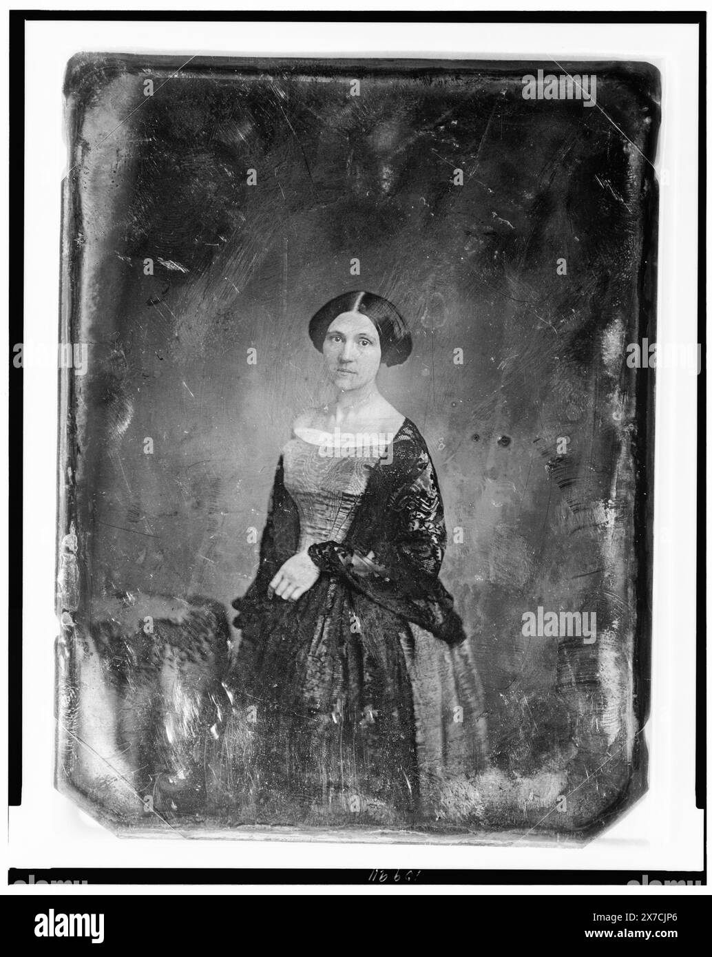 Donna non identificata, di circa 35 anni, ritratto di tre quarti di lunghezza, tre quarti a sinistra, rivolto verso la parte anteriore, in piedi accanto al tavolo con tovaglia e libro aperto, graffiato sulla faccia del piatto: 215; Hotchkiss. Graffiato sul retro del piatto: 85., identificazione alternativa: Mrs. Hotchkiss (Cat. 5)., Transfer; U.S. War College; 1920; (DLC/PP-1920:46153)., fa parte di: Daguerreotype Collection , prodotta dallo studio di Mathew Brady. Foto Stock