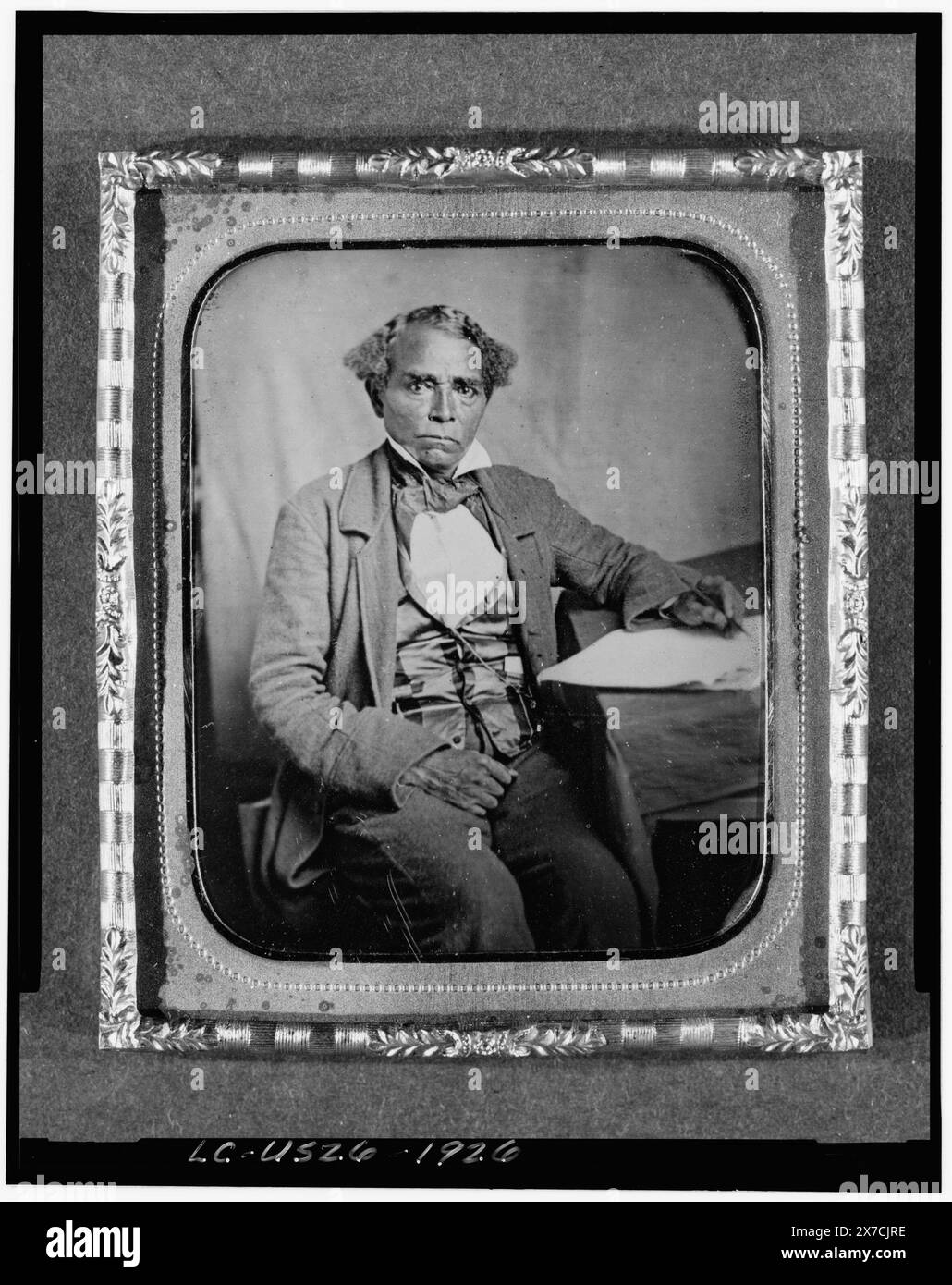 Edward Morris, ritratto di tre quarti di lunghezza, faccia intera, seduto alla scrivania, fotografia attribuita ad Augustus Washington. (Fonte: Carol Johnson, 'Faces of Freedom: Portraits from the American Colonization Society Collection' in The Daguerreian Annual, 1996), scritto sul retro della tavola: Ed. Morris, senatore della contea di Sinoe., Hallmark: Rinhart 20a., faceva parte del LOTTO 8554., Transfer; Manuscript Division., Forms part of: American Colonization Society Records, 1792-1964 , Forms part of: Daguerreotype Collection , l'American Colonization Society è stata organizzata nel 1817 per reinsediare gli afro-americani a li Foto Stock