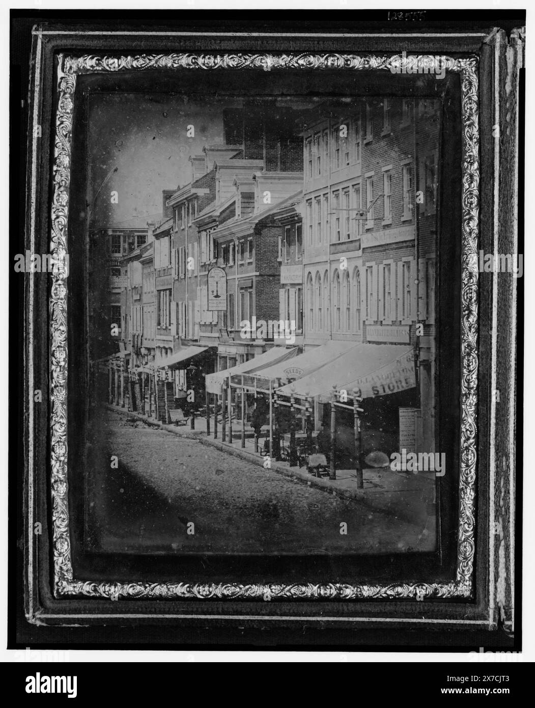 Lato nord di Chestnut Street, tra Second Street e Third Street, Philadelphia, Pennsylvania, attribuito a William Y. McAllister., case: Doppia custodia in pelle semplice; etichetta sensibile alla pressione applicata alla custodia: 22/23., alloggiato in custodia con n. DAG 1277., stampato su etichetta cartacea sul retro del caso: William Y. McAllister, Philadelphia., scritto su etichetta cartacea sul retro del caso: A view taken in 1842 of the North Side of Chestnut St. From 3rd to the River., scritto su etichetta cartacea lungo il bordo del contenitore: lato nord di Chestnut St. Phil. 1845., acquisto; Marian S. Carson; 1996; (DLC/PP-1996:088.9)., moduli pa Foto Stock