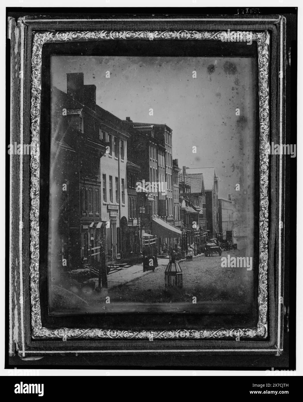 North Side of Chestnut Street, Below Second Street, Philadelphia, Pennsylvania, attribuito a William Y. McAllister., case: Doppia custodia in pelle semplice; etichetta sensibile alla pressione applicata alla custodia: 22/23., alloggiata in custodia con n. DAG 1276., stampato su etichetta cartacea sul retro del caso: William Y. McAllister, Philadelphia., scritto su etichetta cartacea sul retro del caso: A view taken in 1842 of the North Side of Chestnut St. From 3rd to the River., scritto su etichetta cartacea lungo il bordo del contenitore: lato nord di Chestnut St. Phil. 1845., acquisto; Marian S. Carson; 1996; (DLC/PP-1996:088.10)., fa parte di: Daguerreoty Foto Stock