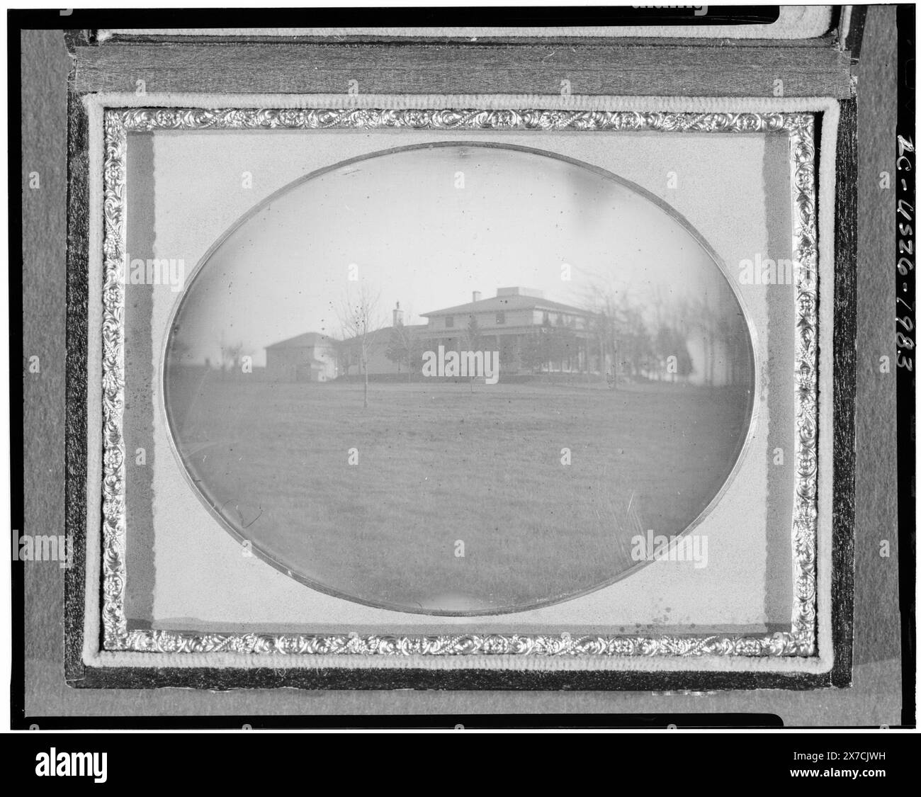 Vista distante di una casa e di un cortile, fotografo non identificato., caso: Fiori in quadrifoglio centrale., fonte sconosciuta., fa parte di: Daguerreotype Collection Houses, 1840-1860. Foto Stock