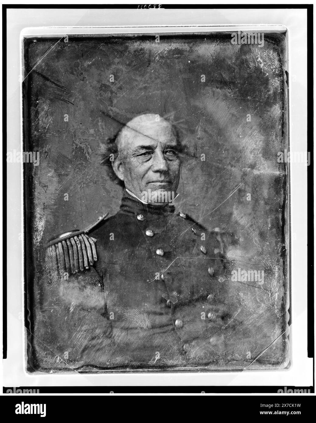 Non identificato ufficiale dell'esercito americano, ritratto testa e spalle, leggermente a destra, in uniforme militare, graffiato sul retro della targa: 299., identificazione alternativa: John Joseph Abercrombie., Transfer; U.S. War College; 1920; (DLC/PP-1920:46153)., fa parte di: Daguerreotype Collection , prodotta dallo studio di Mathew Brady. Ufficiali militari, 1840-1860. Foto Stock