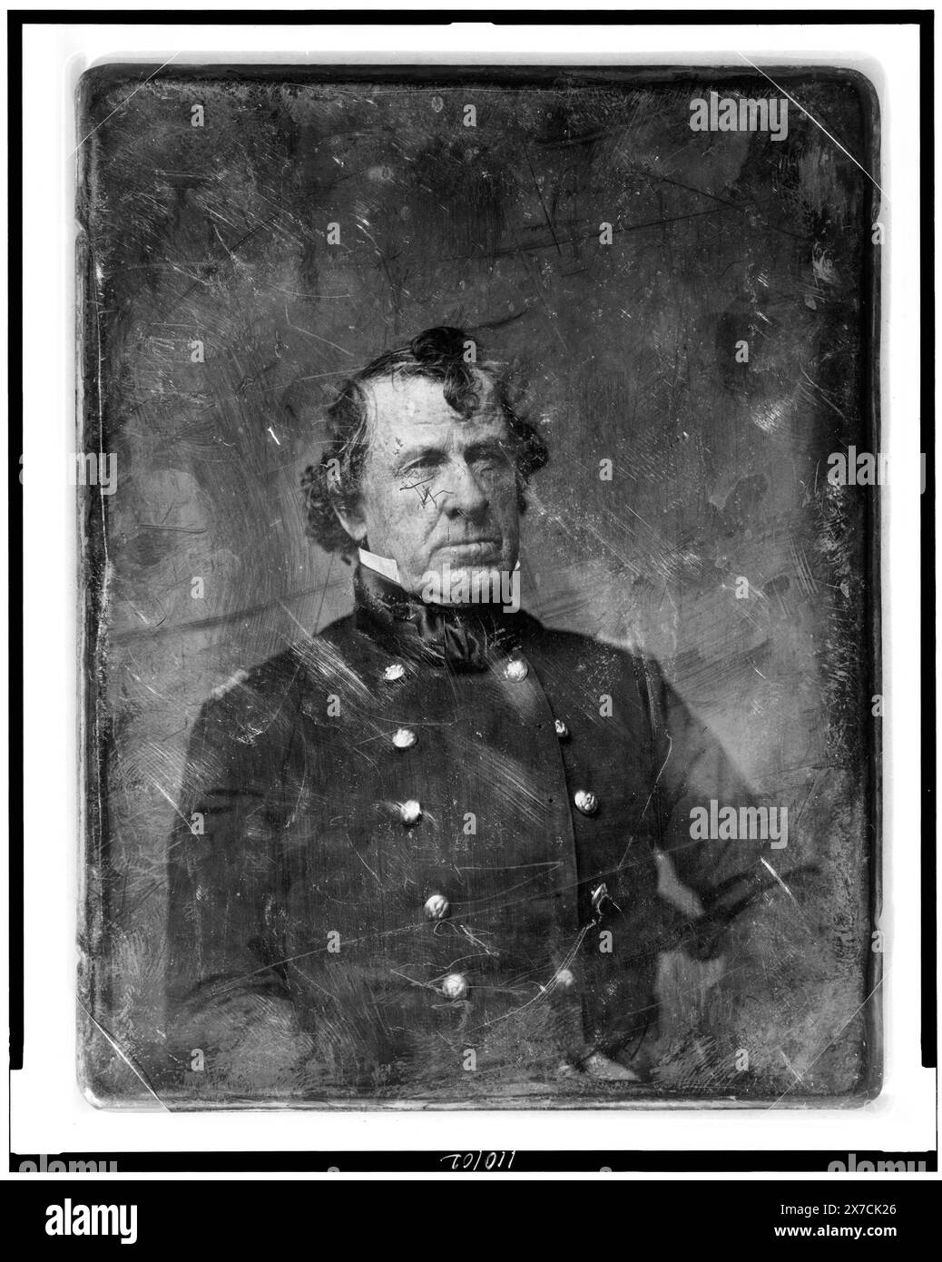 Colonnello William Gates, ritratto testa e spalle, tre quarti a destra, in uniforme militare, graffiato sul retro della targa: 327; col. Gates, USA., Transfer; U.S. War College; 1920; (DLC/PP-1920:46153)., fa parte di: daguerreotype Collection , prodotta dallo studio di Mathew Brady.. Gates, William, 1788-1868. , Personale militare, 1840-1860. Foto Stock