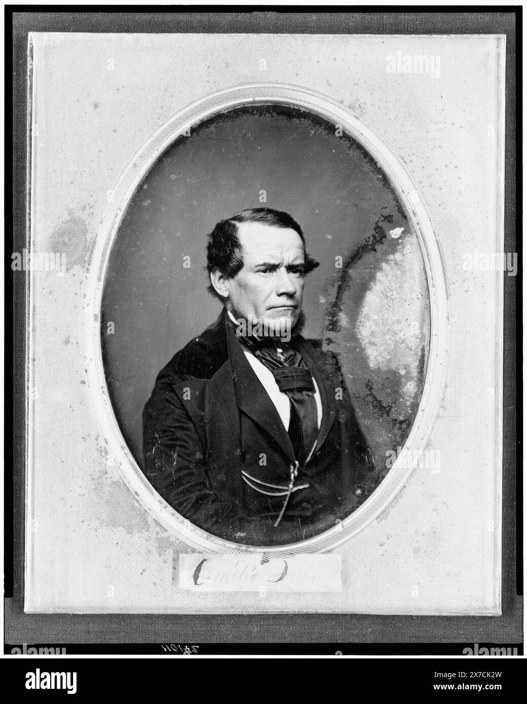 Uomo non identificato, ritratto a mezza lunghezza, tre quarti a destra, etichetta di carta sul vetro di copertura: Emilio Burnet., identificazione alternativa: Emilio Burnet (Cat. 5)., in ottone ovale, Transfer; U.S. War College; 1920; (DLC/PP-1920:46153)., fa parte di: Daguerreotype Collection , prodotta dallo studio di Mathew Brady. Foto Stock