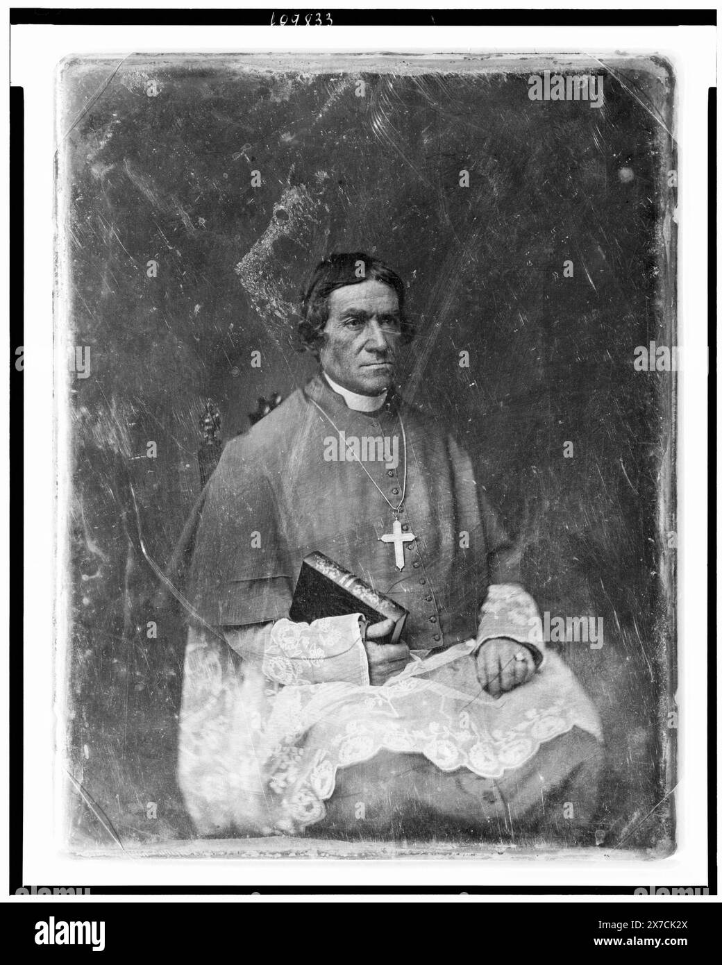 Vescovo Frederic Baraga, ritratto di tre quarti, rivolto verso destra, seduto, in abiti ecclesiastici, con il suo Dictionary of the Otchipwe Language, titolo ideato dallo staff della Biblioteca. Identificazione di Baraga dalla lettera di accompagnamento, Henry J. Shandelle, 27 febbraio 1897, nel file di accesso della Library of Congress Prints and Photographs Division. Identification of book as Baraga's 1853 Dictionary from Miran Spelic and Andraz Arko, 2005., scratched on back of plate: 4; 447 [Canded], Transfer; U.S. War College; 1920; (DLC/PP-1920:46153)., fa parte di: daguerreotype Collection , Pro Foto Stock