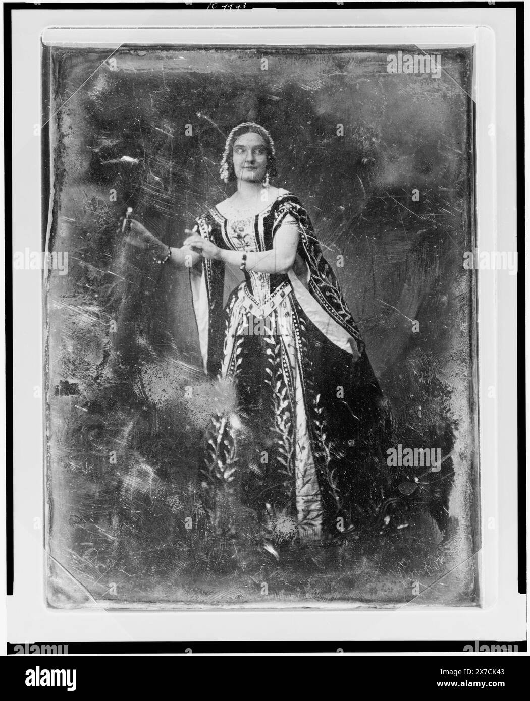 Teresa Truffi, ritratto a figura intera di una donna, leggermente a sinistra, occhi a destra, in piedi, in costume da teatro, in mano una piccola bottiglia, graffi sulla superficie della piastra: 217; Truffi. Graffiato sul retro del piatto: 186., Transfer; U.S. War College; 1920. (DLC/PP-1920:46153)., fa parte di: Daguerreotype Collection , prodotta dallo studio di Mathew Brady.. Truffi, Teresa. Foto Stock