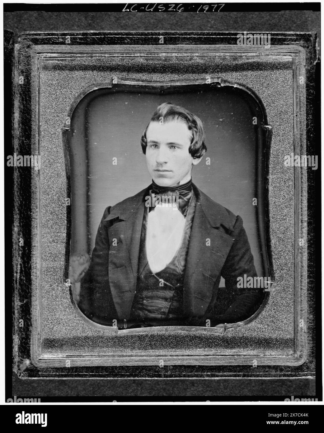 Unidentified man, Friend of Clara Barton, head-and-shoulders portrait, full face, Photographer Unidentified., case: Variant of Rinhart 123., etichetta di accompagnamento: Unidentified Friend of C.B., accompanying lock of hair., faceva parte del LOTTO 8492., Transfer; Manuscript Division; 1959., Forms part of: Clara Barton Papers, 1834-1918 , Forms part of: raccolta di daguerreotipi , . Foto Stock