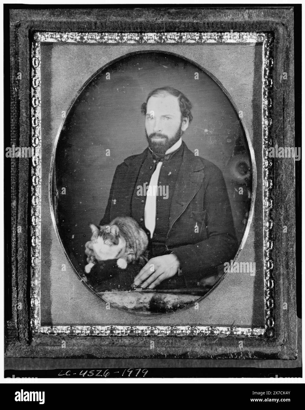 Uomo non identificato con gatto, ritratto di tre quarti di lunghezza, faccia intera, seduto, fotografo non identificato., custodia: anteriore, Rinhart 66; posteriore, urna con foglie., acquisto; 1967; (DLC/PP-1967:040)., fa parte di: Daguerreotype Collection , esposta: American Treasures of the Library of Congress. Washington, D.C., 2003-2004.. Gatti, 1840-1860. Foto Stock