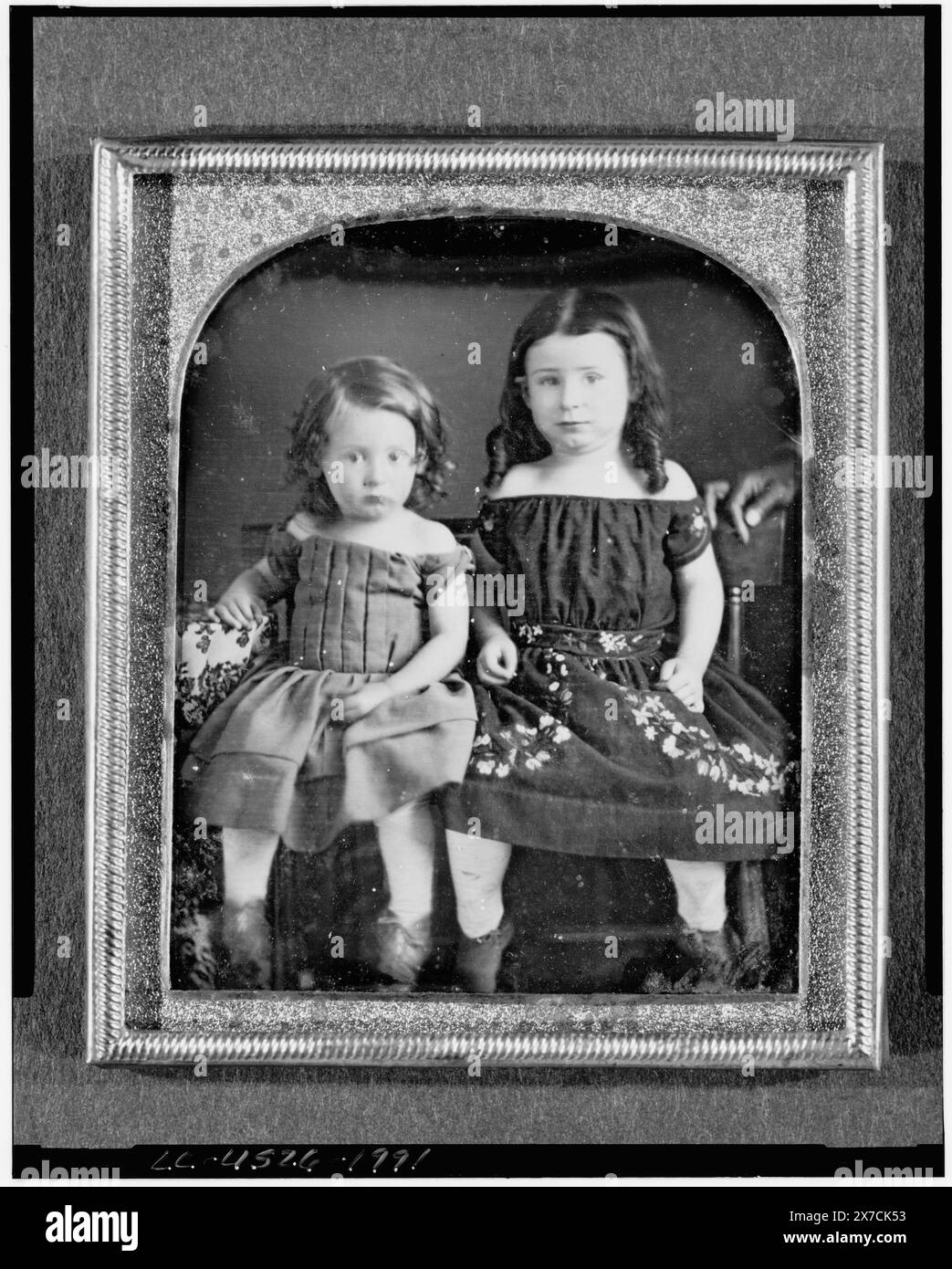 Due ragazze non identificate, ritratti a figura intera, sedute su sedie accanto al tavolo con tovaglia, fotografo non identificato., faceva parte del LOTTO 8775., Hallmark: Rinhart 29., Case: Variant of Rinhart 112., nota di accompagnamento: Myron Shew, commerciante di materiali daguerreotype, No. 116 Chestnut Street, Philadelphia., Transfer; Manuscript Division; 1960., fa parte di: Robert Wickliffe Woolley Papers, 1842-1958 , fa parte di: Daguerreotype Collection , esposta: American Treasures of the Library of Congress. Washington, D.C., 2003-2004. Foto Stock