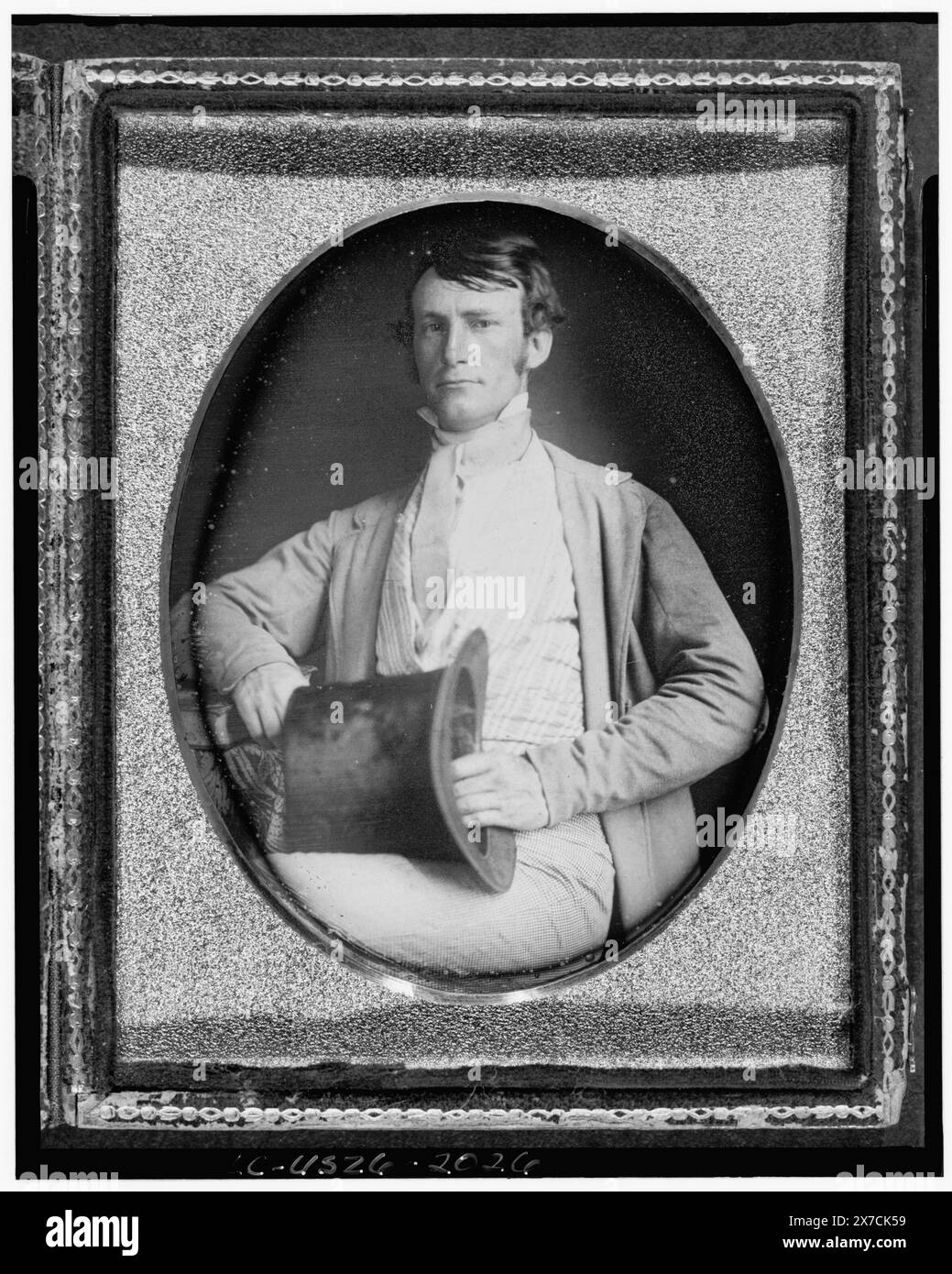 William Pinkney Rodgers, ritratto a mezza lunghezza, seduto, con sciarpa gialla, cappello, fotografo non identificato., Hallmark: Rinhart 46., Case: Variant of Rinhart 125., Label on back of Case: William Pinkney Rodgers, 1821-1893., Gift; Mrs. Alexander Macomb; 1976; (DLC/PP-1976:307)., fa parte di: Rodgers Family Papers, 1740-1977 , fa parte di: Daguerreotype Collection Rodgers, William Pinkney, 1821- Foto Stock