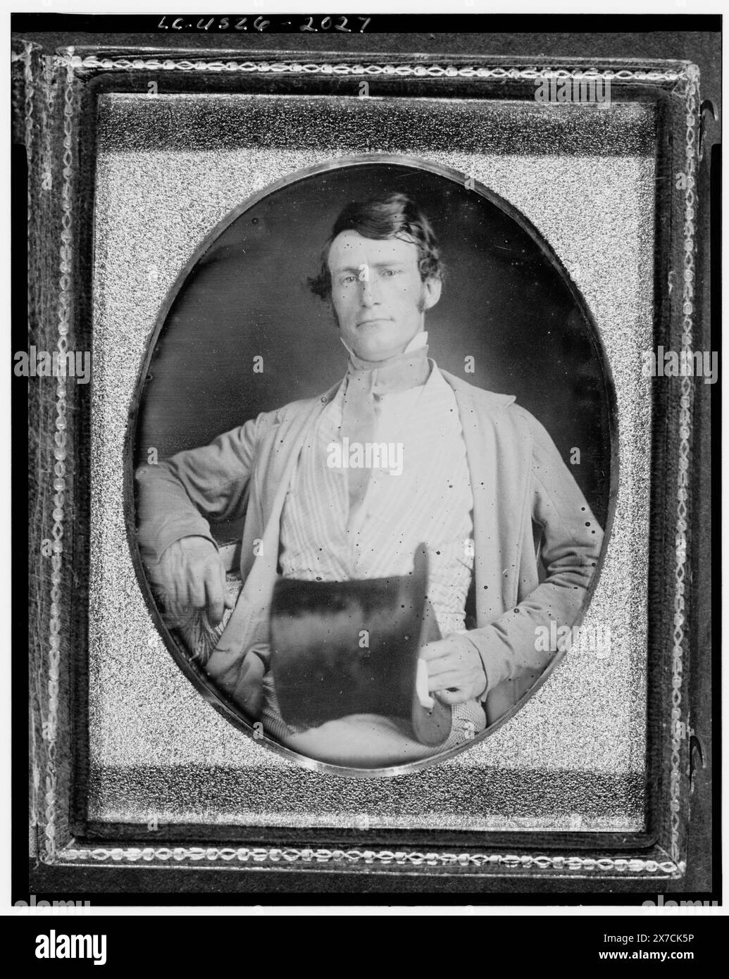 William Pinkney Rodgers, ritratto a mezza lunghezza, seduto, con sciarpa blu, cappello, fotografo non identificato., Hallmark: Rinhart 46., Case: Variant of Rinhart 125., Label on back of Case: William Pinkney Rodgers, 1821-1893., Gift; Mrs. Alexander Macomb; 1976; (DLC/PP-1976:307)., fa parte di: Rodgers Family Papers, 1740-1977 , fa parte di: Daguerreotype Collection Rodgers, William Pinkney, 1821- Foto Stock