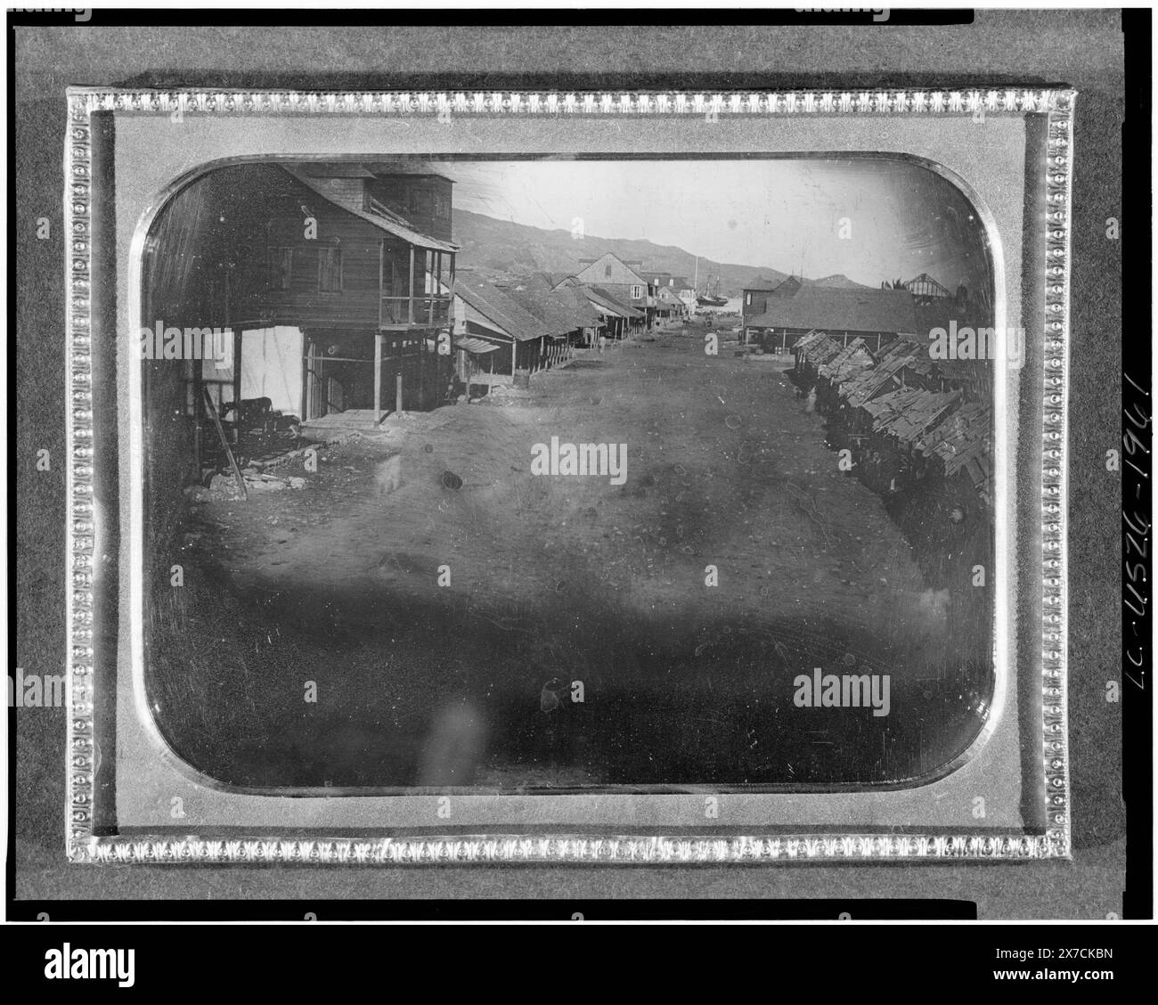 Vista di un villaggio non identificato con nave sullo sfondo, fotografo non identificato., caso: Variante di Rinhart 131., acquisto; asta Ranch, Svizzera; 1961., fa parte di: raccolta di daguerreotype , . Foto Stock