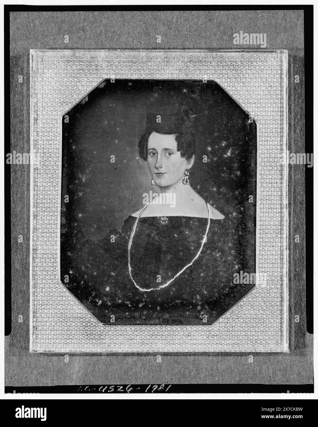 Copia di un dipinto di una donna non identificata, ritratto della testa e delle spalle, rivolto verso la parte anteriore, fotografo non identificato., Hallmark: Rinhart 13a., caso: anteriore, variante di Rinhart 140; parte posteriore semplice., fonte sconosciuta., fa parte di: raccolta daguerreotype , . Foto Stock