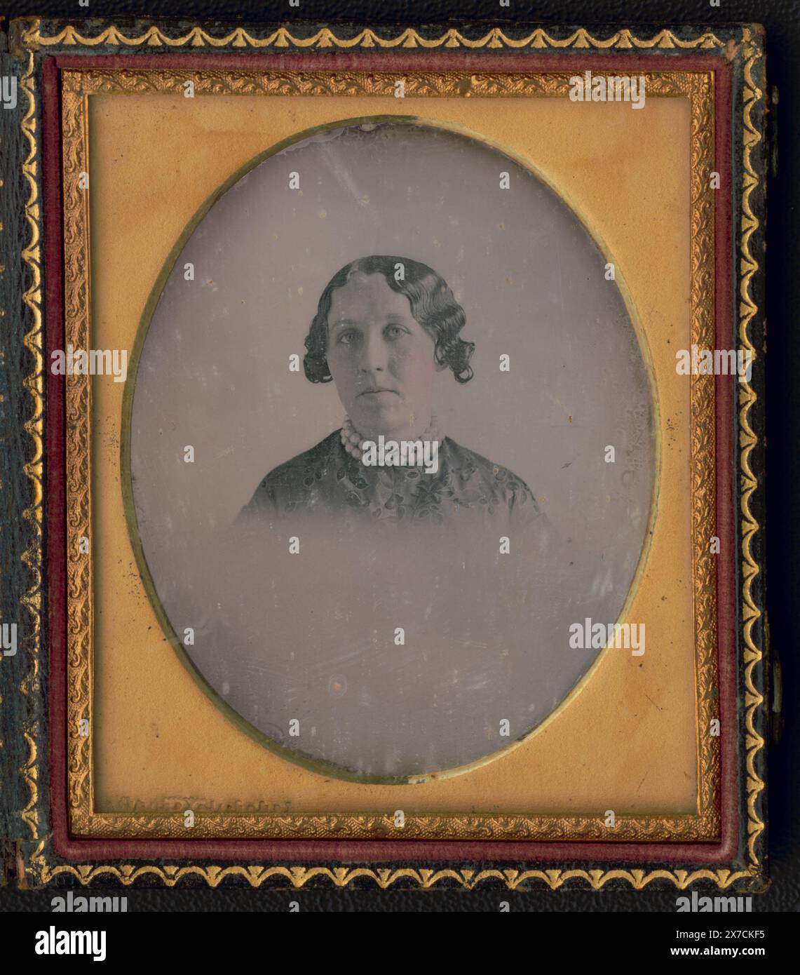 Donna non identificata, ritratto testa e spalle, collana con perline, titolo ideato dallo staff della biblioteca. Stampato sul tappetino: WEBSTER., custodia: Rinhart 185., in caso con n. DAG 1486., Transfer; LC Manuscript Division; 2017; (DLC/PP-2017:021.06)., fa parte di: Robert R. Hitt Papers , fa parte di: Daguerreotype Collection Women, 1840-1850. Foto Stock