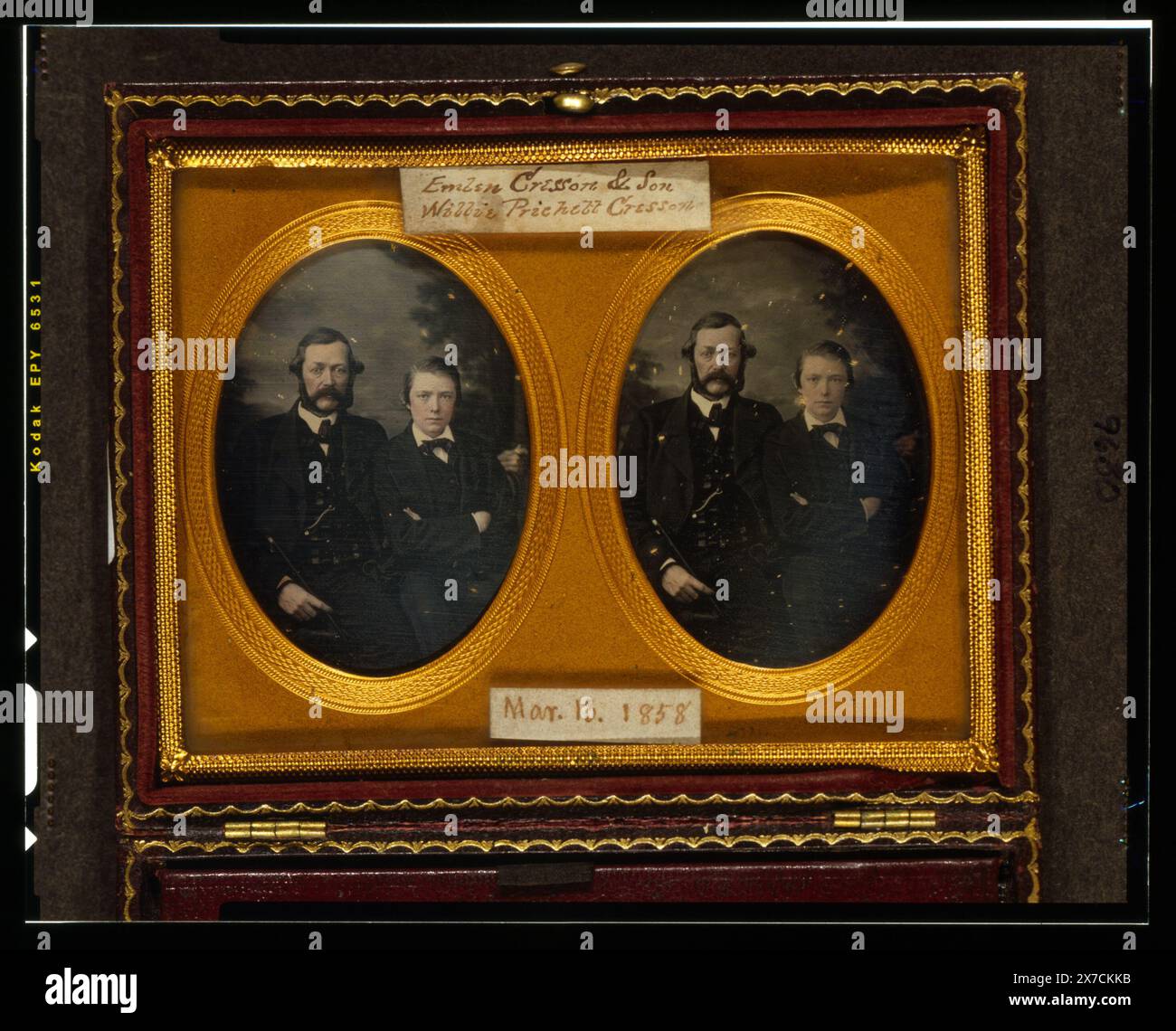 Emlen Cresson & Son Willie Prichett Cresson, possibilmente di Samuel Broadbent, basato su sfondo dipinto., case: Fiori in medaglione centrale circondato da disegno a rotolo., inciso su case: Mascher's Improved Stereoscope, Philada., brevetto 8 marzo 1853., etichette di carta aderite al vetro di copertura: Emlen Cresson & Son Willie Pritchett Cresson, 13 marzo 1858. Etichetta sulla custodia: "31.", acquisto; Marian S. Carson; 1998; (DLC/PP-1998:151.6)., fa parte di: raccolta daguerreotype , fa parte di: raccolta Marian S. Carson , . Cresson, Emlen, 1811-1889. , Cresson, William Emlen, 1843-1868. Foto Stock