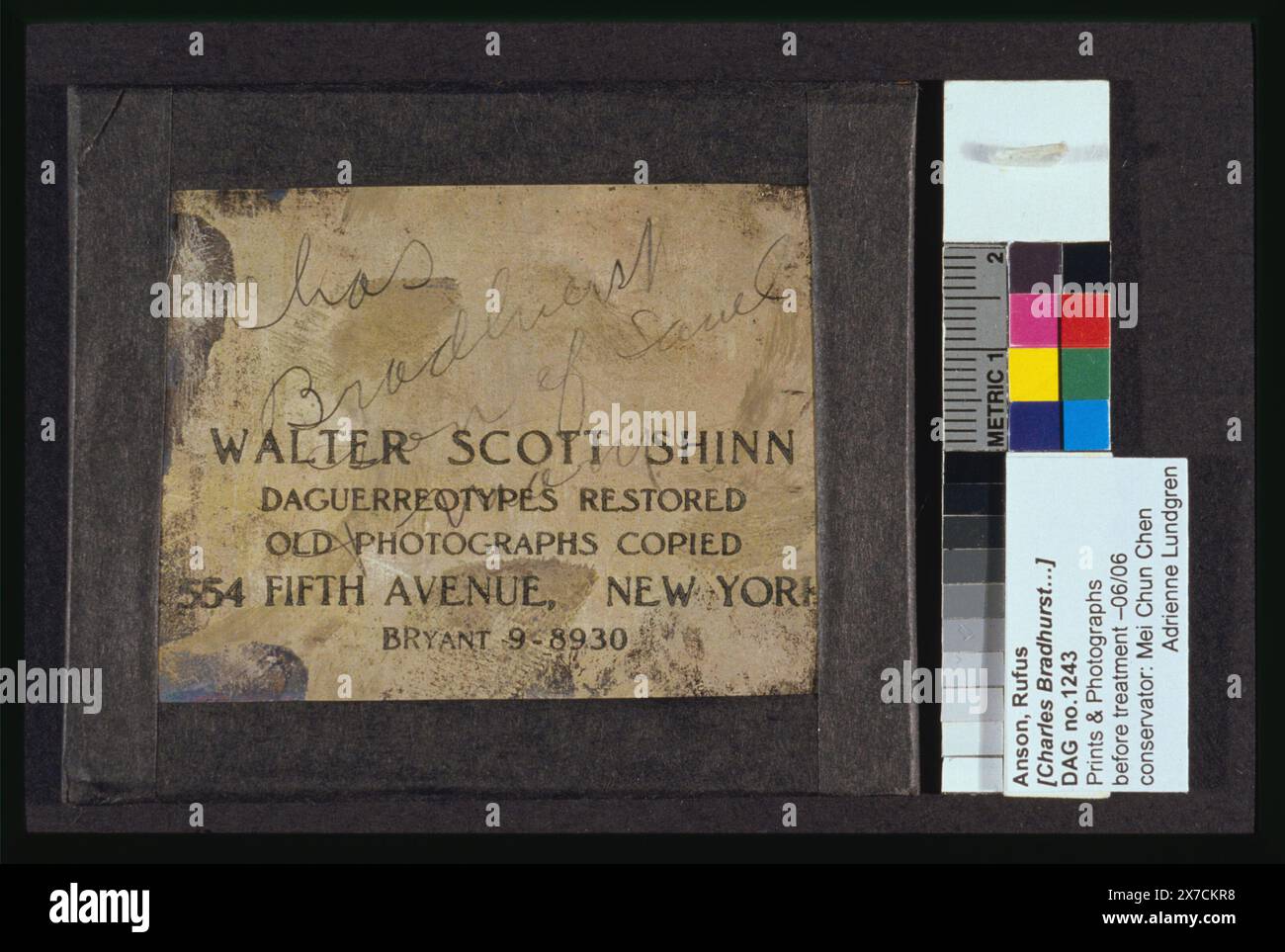 Charles Bradhurst, ritratto testa e spalle, fronte, caso: 8 stelle a punta., nota di accompagnamento: Charles Bradhurst, figlio di Samuel e Mary., sul retro della targa è impresso: 'Walter Scott Shinn, Daguerreotypes Restored, Old Photographs copied, 554 Fifth Avenue, New York, Broadway, 9-8930'., stampato su ottone mat: Anson 589 Broadway., accompanying lock of hair., Gift; Family of William B. Osgood Field; 1997; (DLC/PP-1999:155)., fa parte di: Daguerreotype Collection Bradhurst, Charles, 1840- Foto Stock