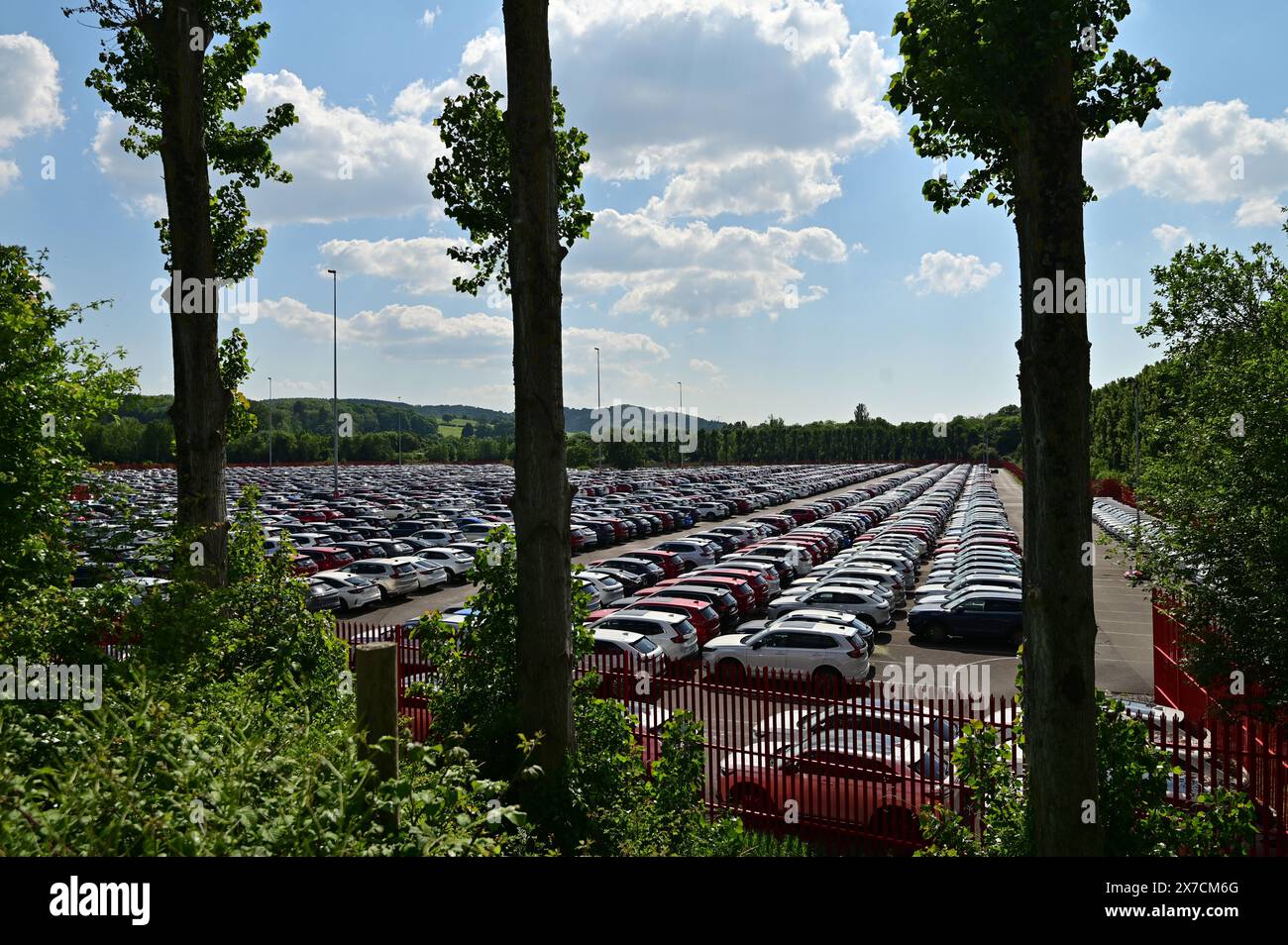 Bristol, Regno Unito. 19 maggio 2024. Bristol, Regno Unito. 19 maggio 2024. Autostrada M4 del Regno Unito, porto di Portbury. Mare di centinaia di auto parcheggiate in metallo in attesa di consegna. Crediti immagine: Robert Timoney/Alamy Live News crediti: Robert Timoney/Alamy Live News Foto Stock