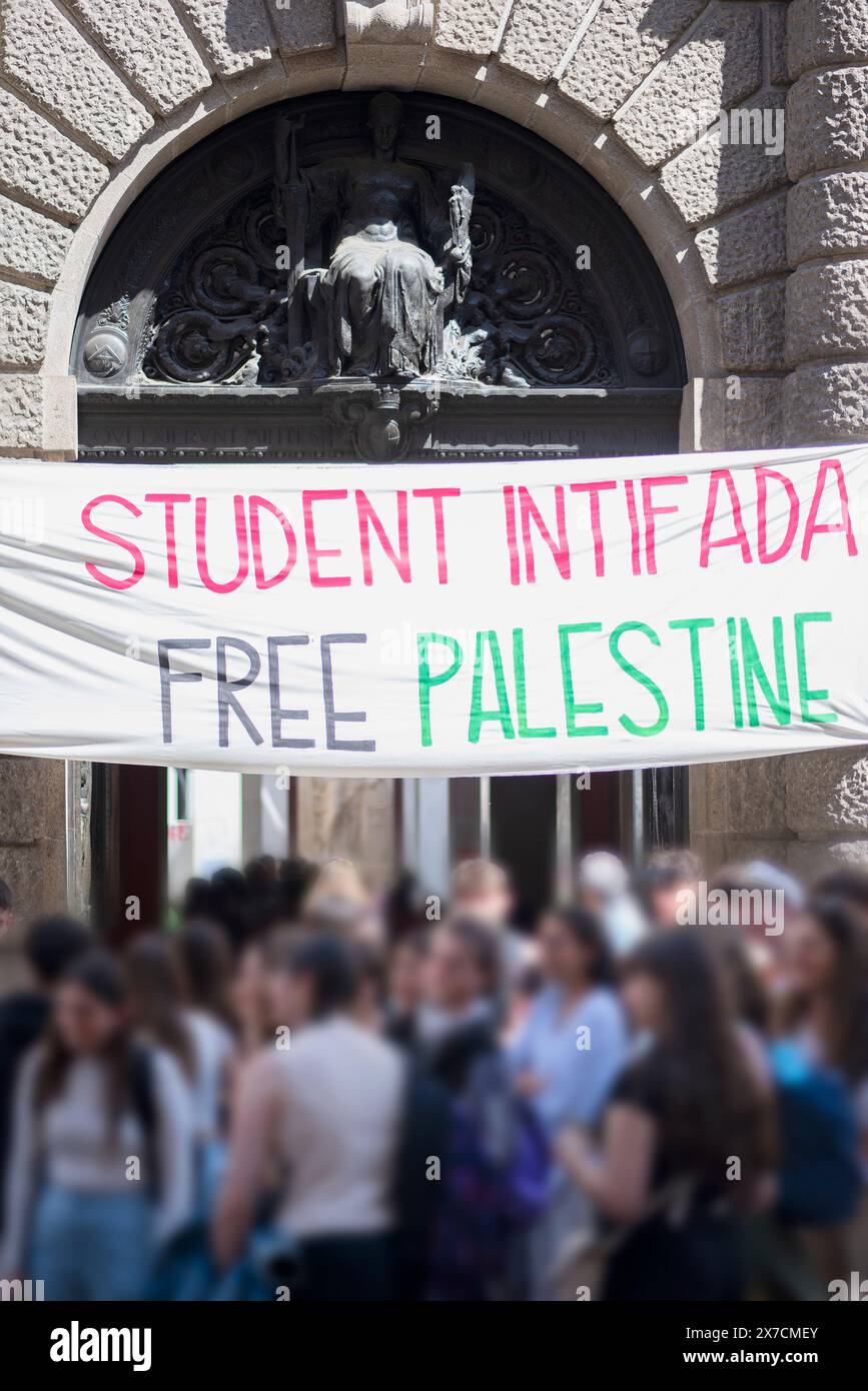 Gli studenti universitari di Padova protestano a sostegno della Palestina libera con striscioni all'ingresso dell'università nel centro storico della città. Selezionare Foto Stock