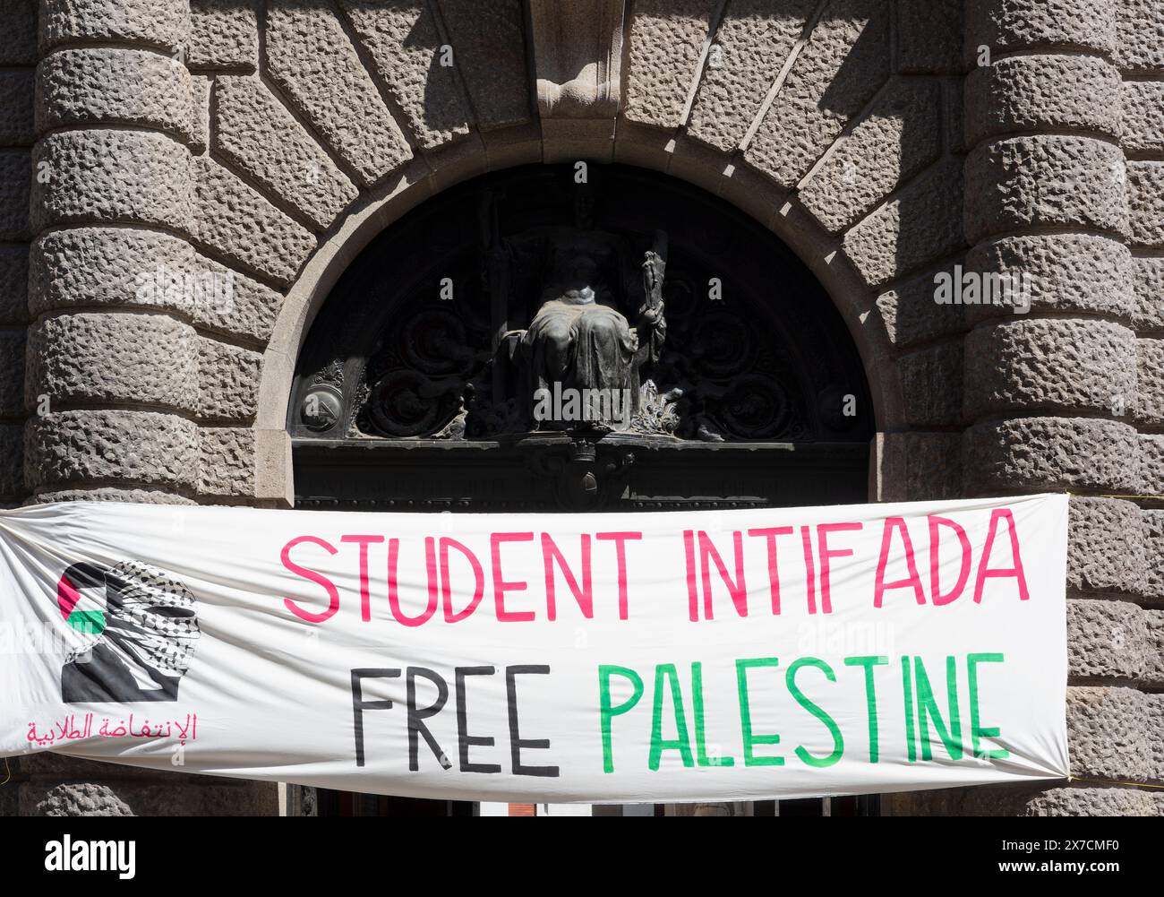 Gli studenti universitari di Padova protestano pubblicamente a favore della Palestina libera attaccando striscioni all'ingresso dell'università della città Foto Stock