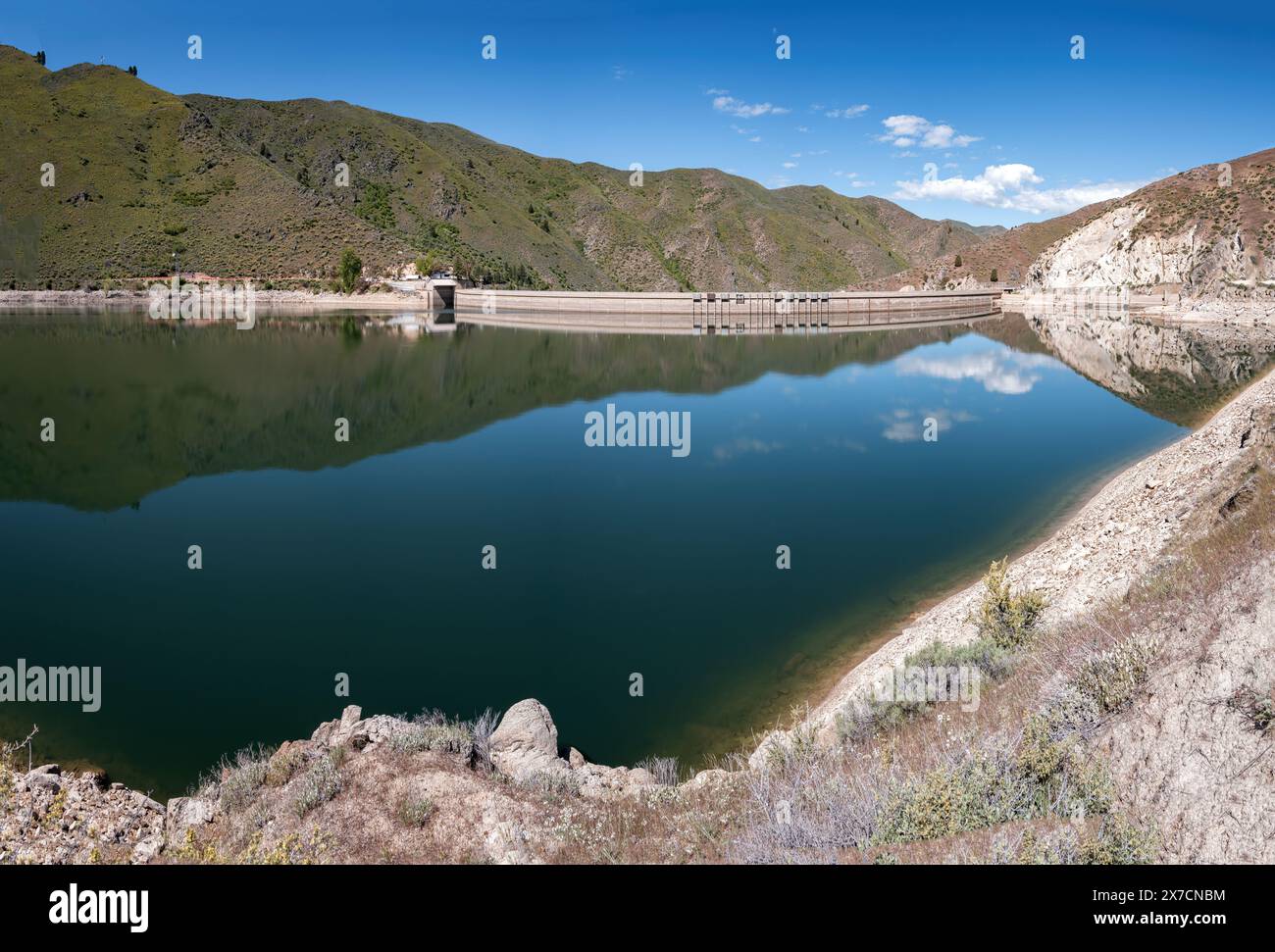 Riflesso del cielo in acqua presso la diga di Arrowrock in Idaho Foto Stock