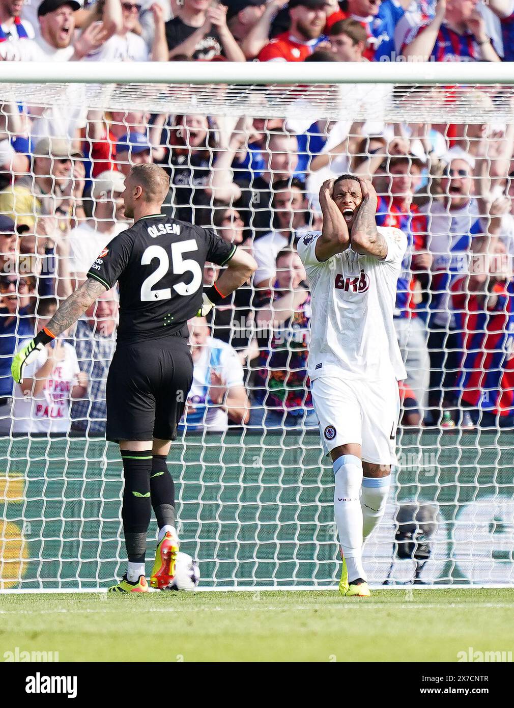 L'Ezri Konsa dell'Aston Villa reagisce dopo che l'Eberechi Eze di Crystal Palace (non in figura) segna il quinto gol della squadra durante la partita di Premier League al Selhurst Park, Londra. Data foto: Domenica 19 maggio 2024. Foto Stock