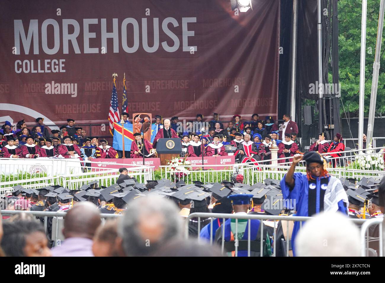 Atlanta, Stati Uniti. 19 maggio 2024. Taura Taylor, assistente professore di sociologia dell'educazione si erge e volge le spalle in segno di protesta mentre il presidente Joe Biden fa commenti agli esercizi di inizio del 140th Morehouse College nel Century Campus al Morehouse College di Atlanta, GA, domenica 19 maggio 2024. Foto di Megan Varner/UPI credito: UPI/Alamy Live News Foto Stock